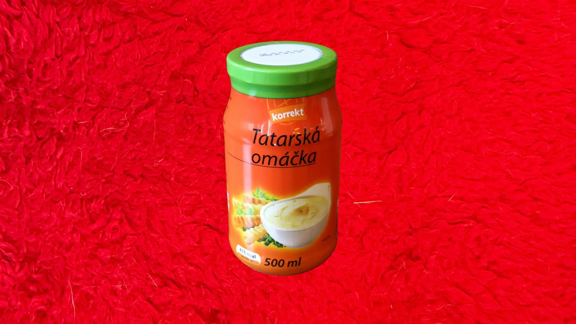 Lžička s tatarskou omáčkou vedle porce hranolek
