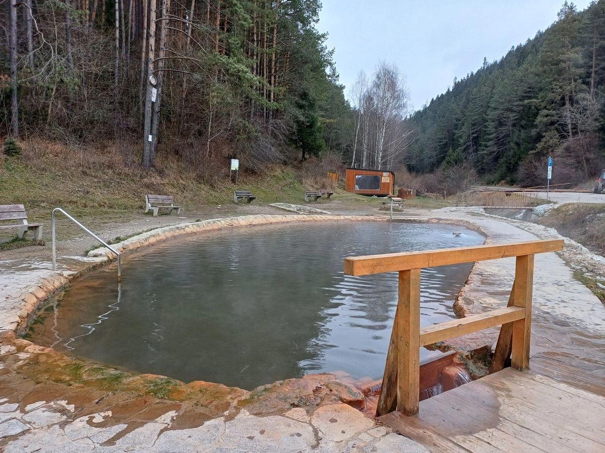 Pára stoupající z přírodního jezírka v lese – Kalameny.