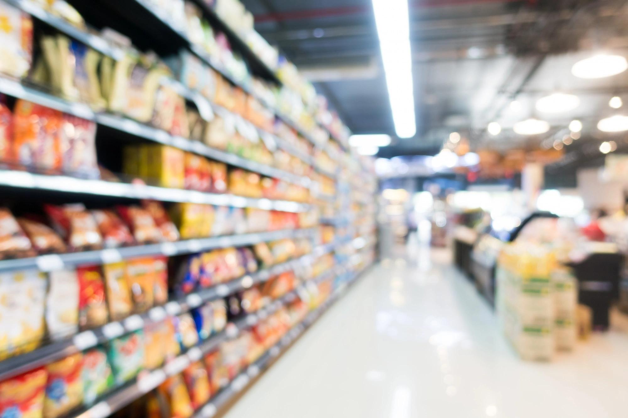 Lidé nakupující v supermarketu se slevami
