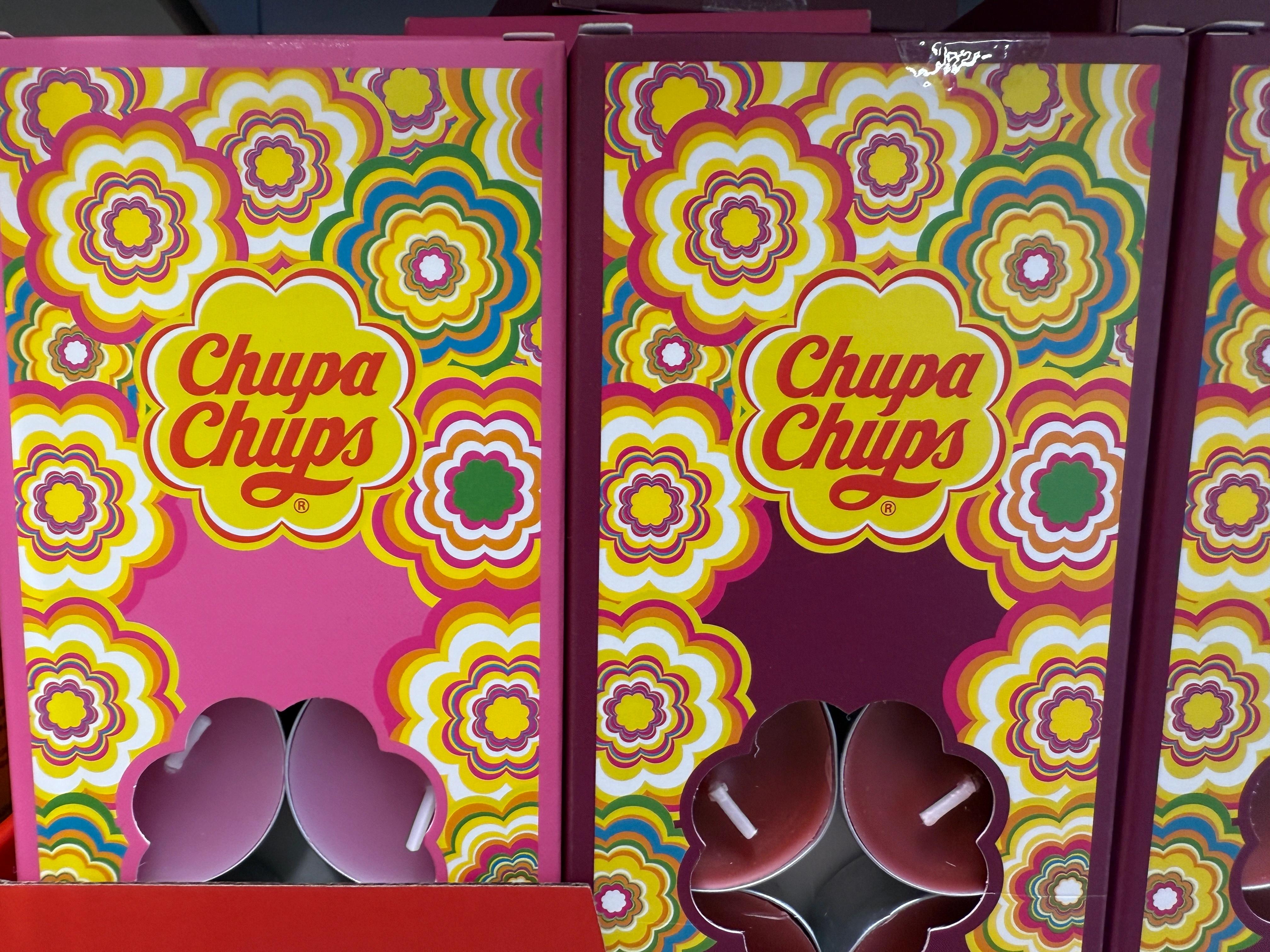 Lízátka Chupa Chups různých barev na dřevěném stole