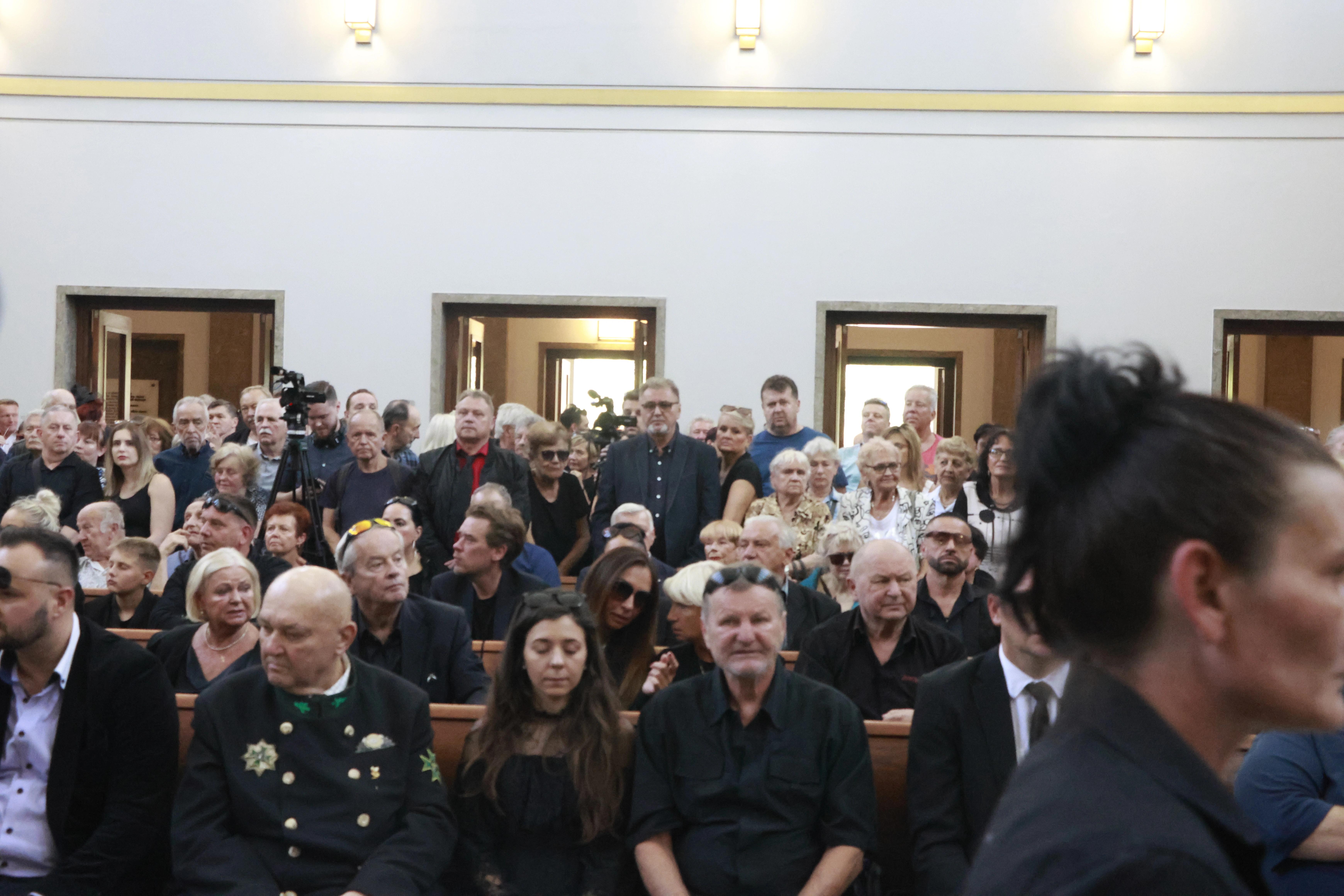 Hosté a veřejnost vzdávají hold Jiřímu Krampolovi u obřadní síně