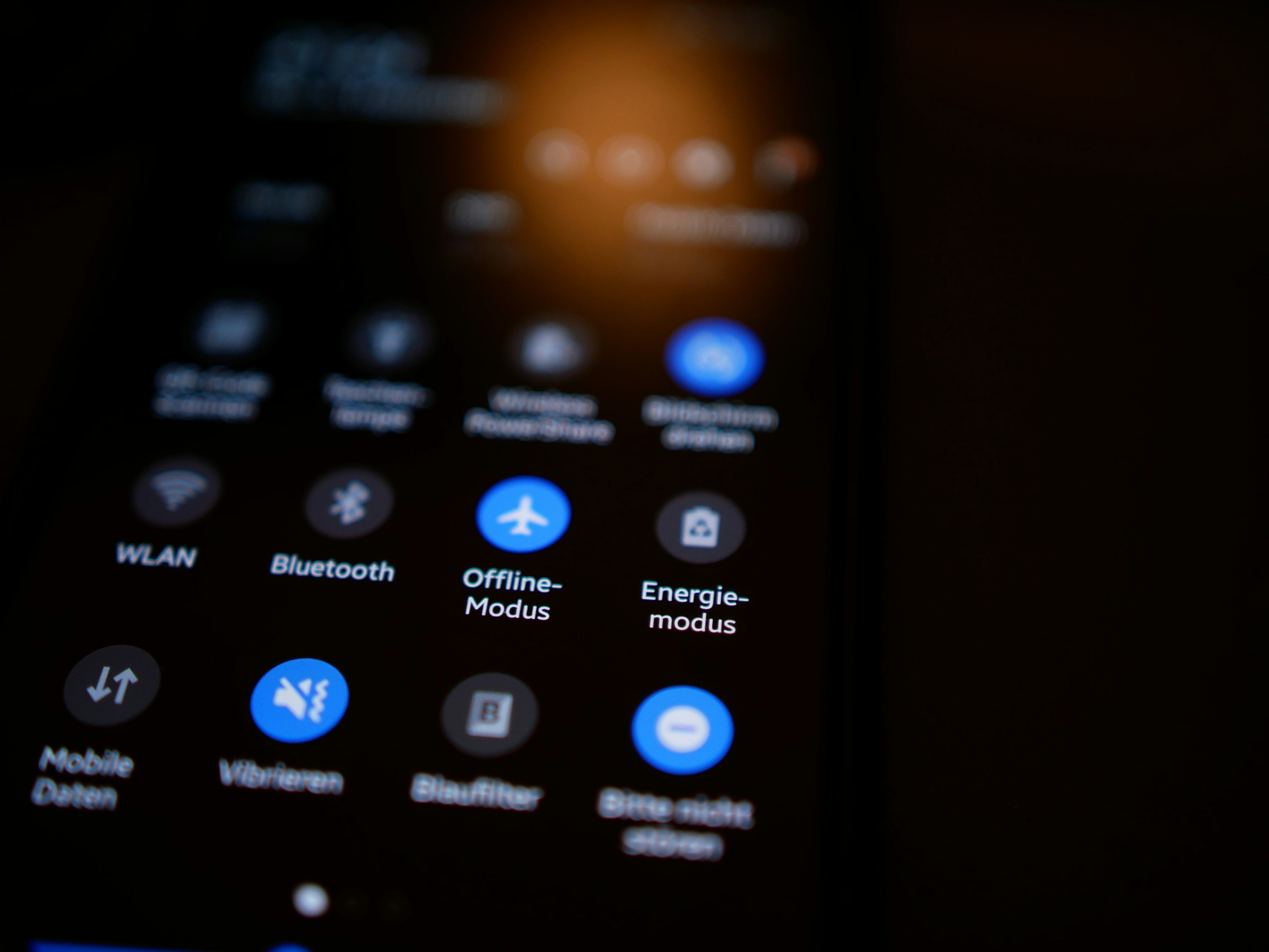 Aktivovaný režim letadlo na zařízení Samsung s německým rozhraním