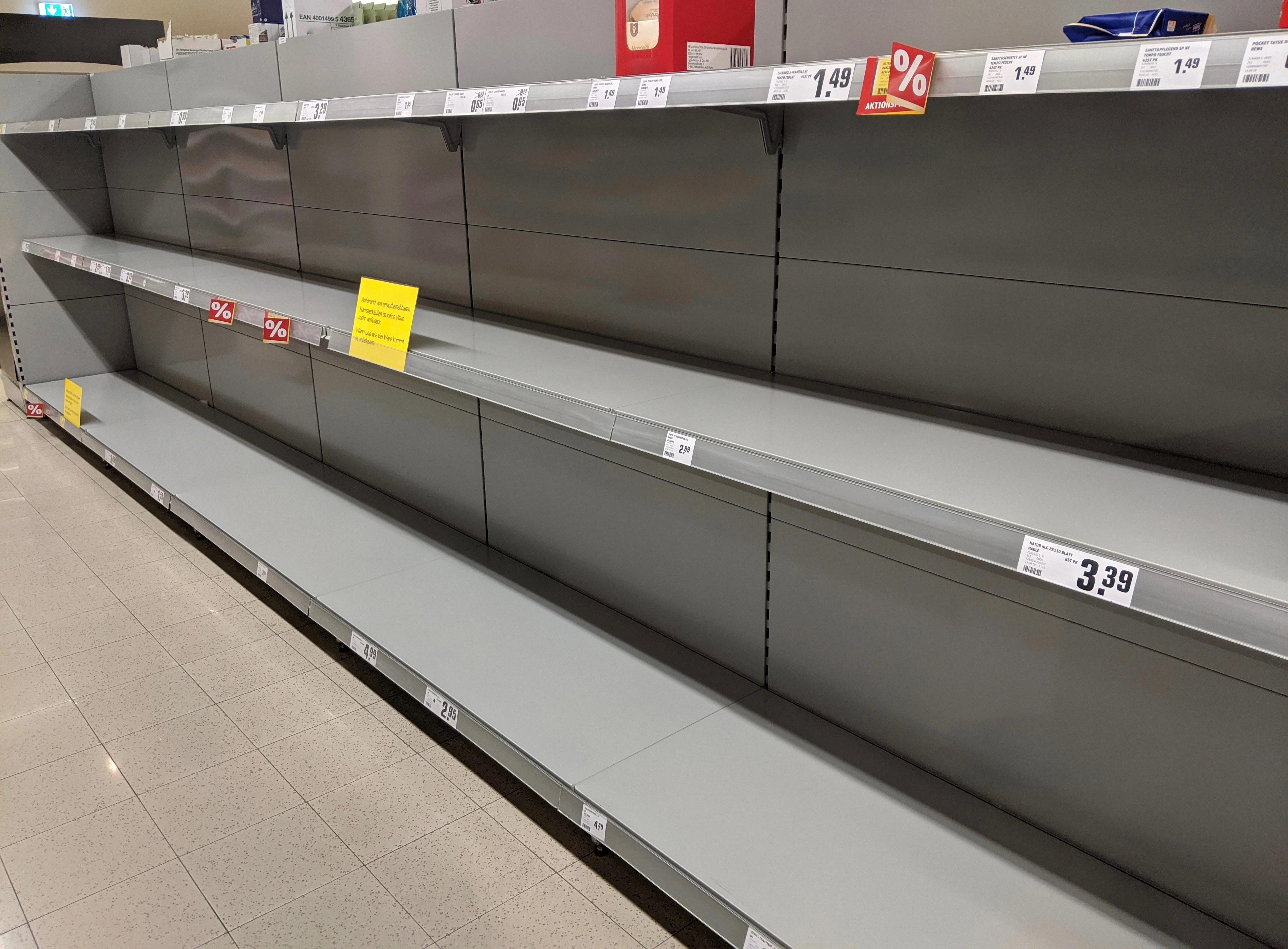 Detailní pohled na zcela prázdné regály v obchodě s cenovkami