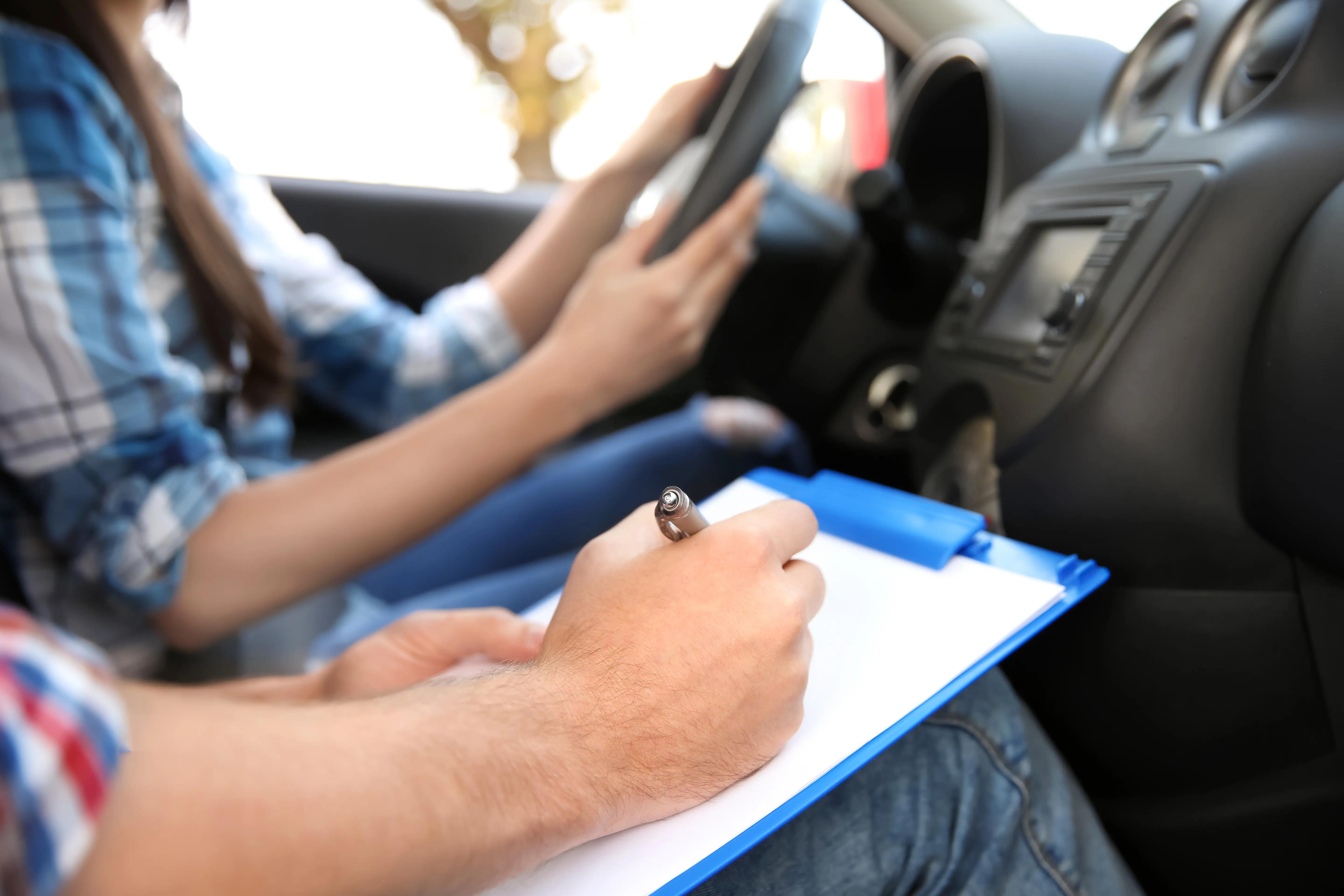 Otevřená autolékárnička s obsahem na stole