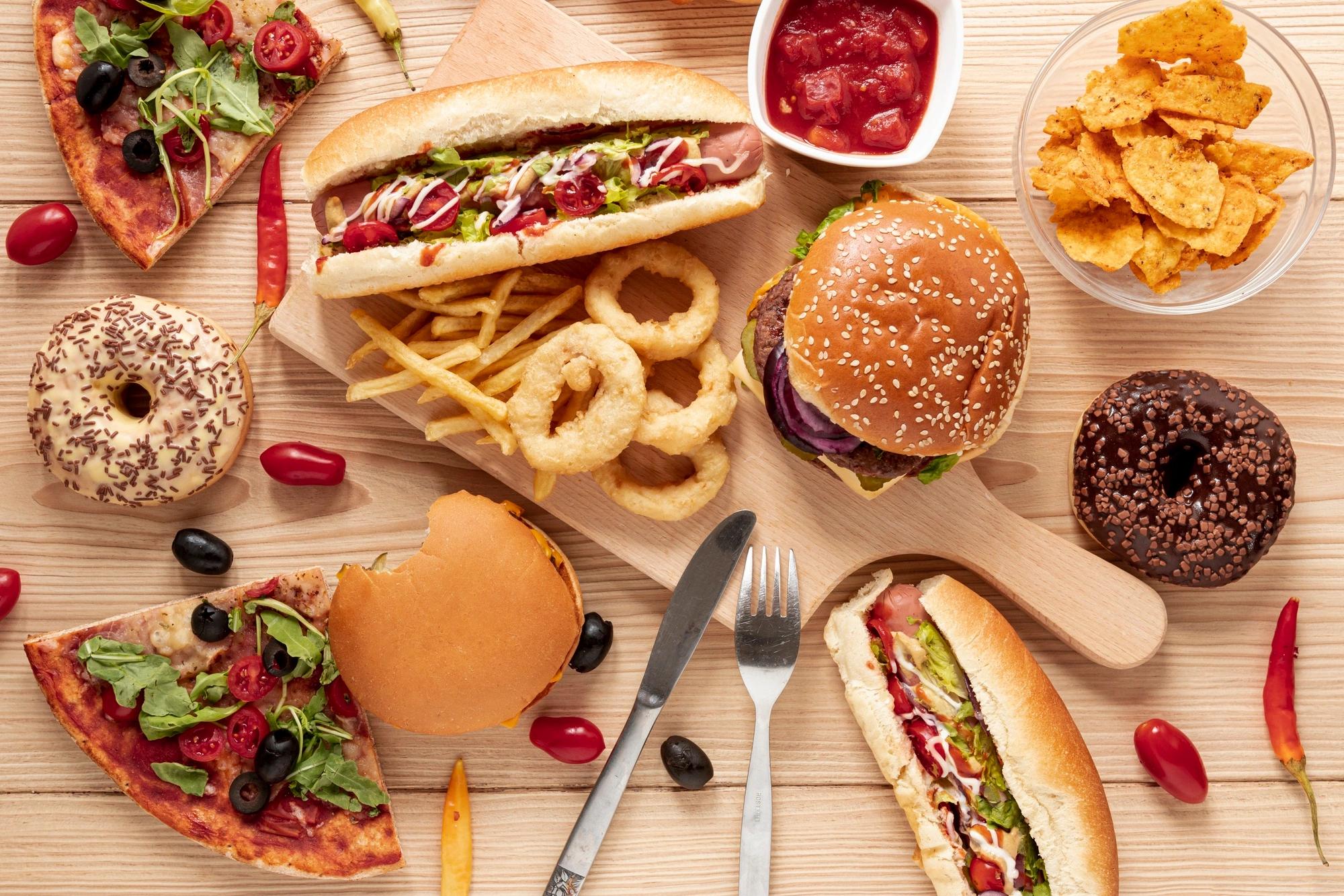 Tři fastfoodové menu vedle sebe na stole