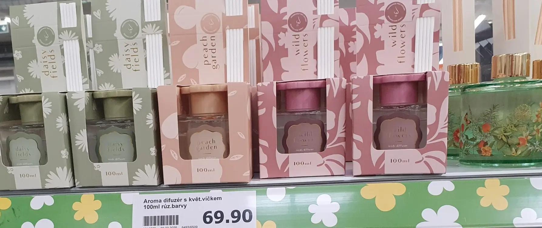 Výběr levných sezónních produktů v obchodě Action