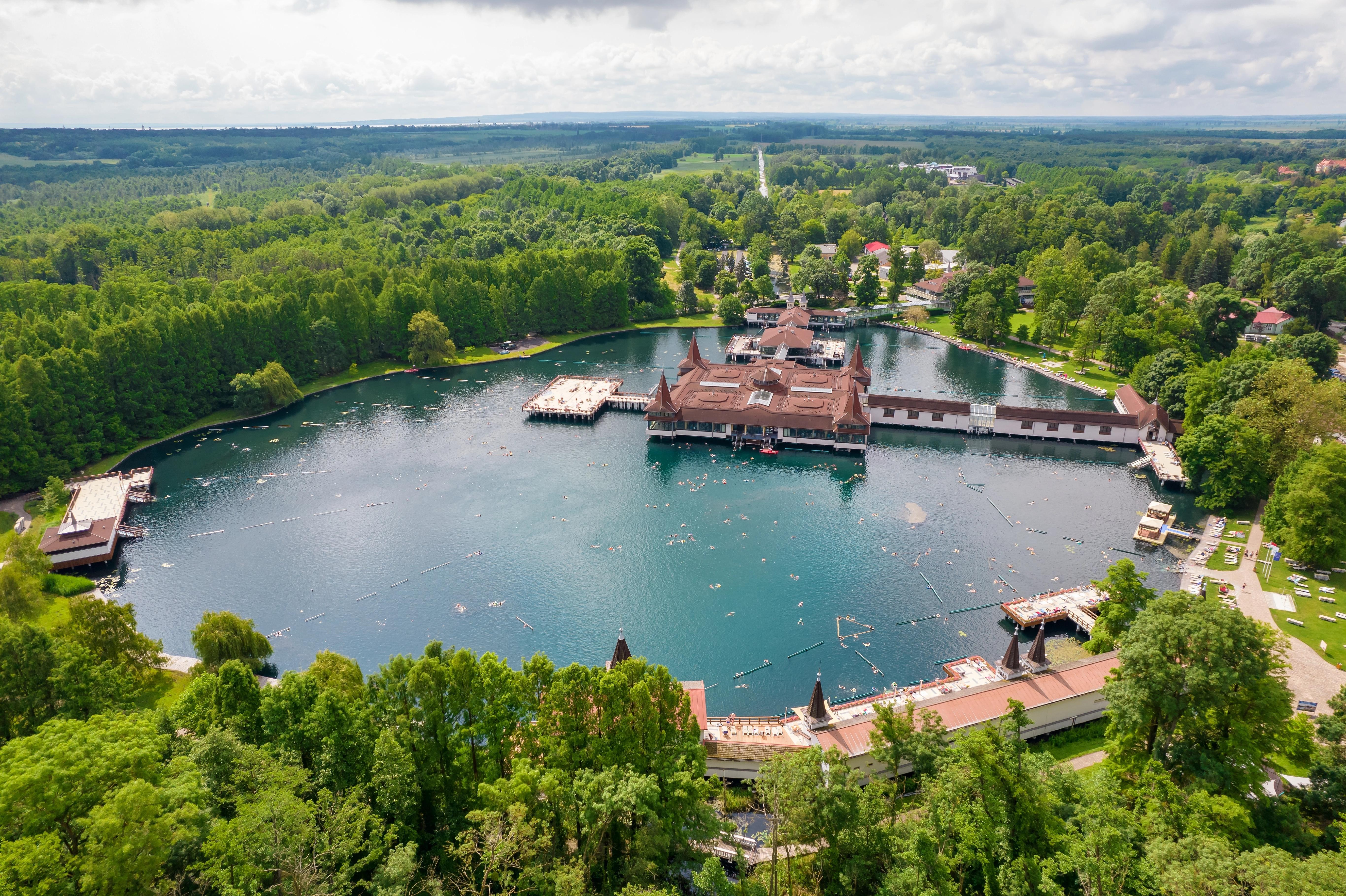 Největší termální jezero Evropy? Najdete ho právě tady, kouří se z něj i v zimě.