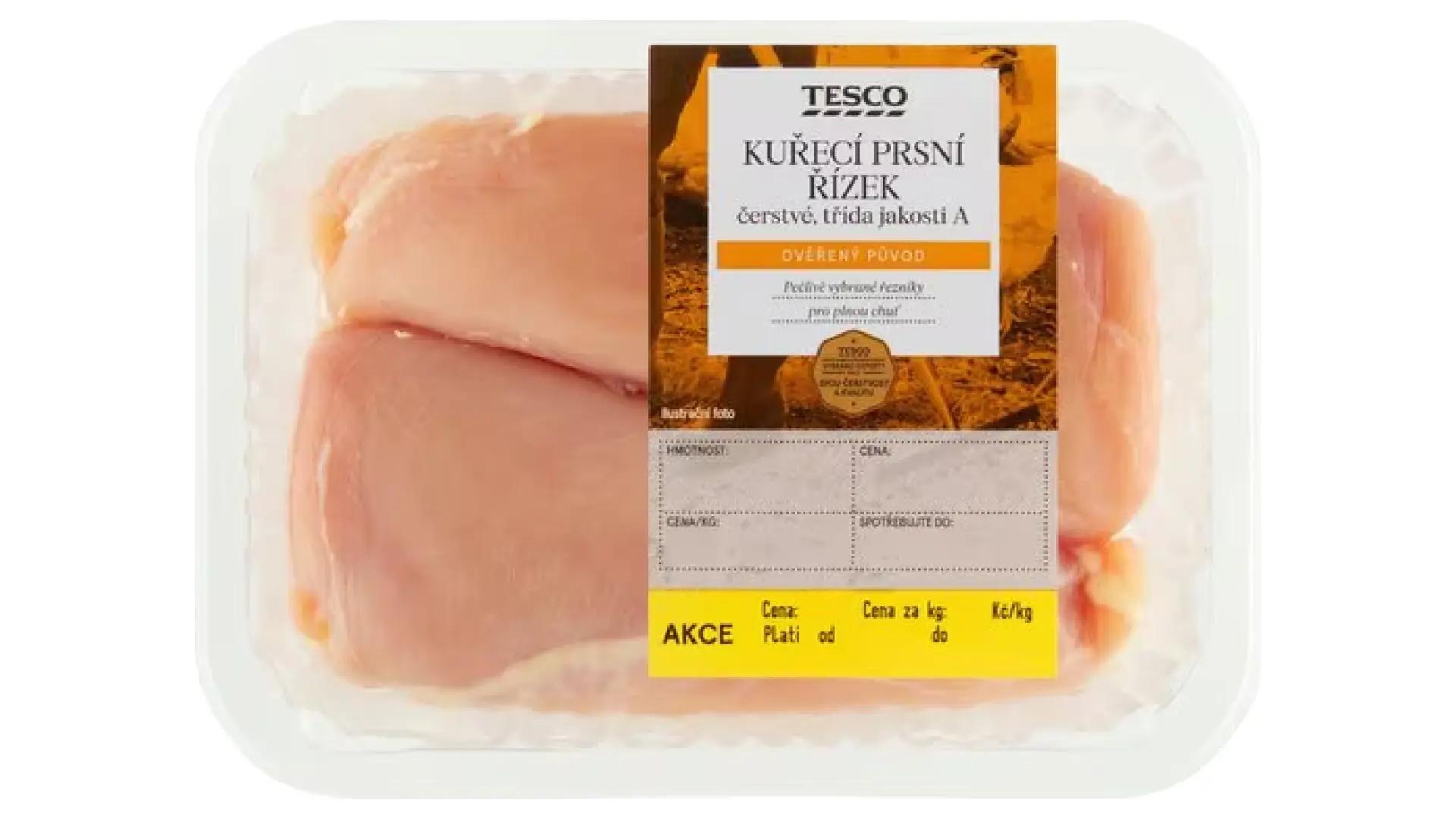 Syrové kuřecí řízky na prkénku s kořením a bylinkami