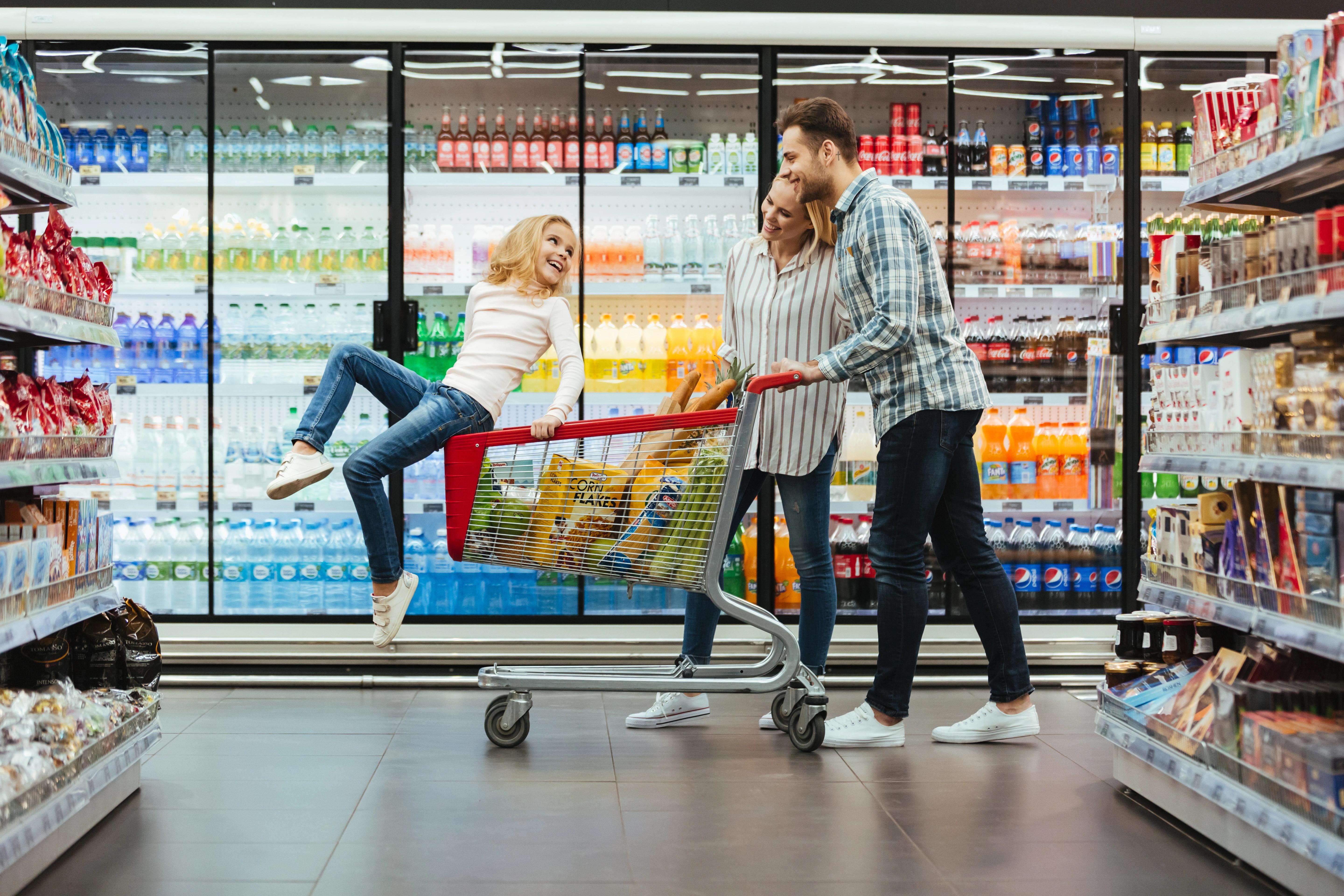 Cedule s informací o parkovacím režimu u obchodu Lidl