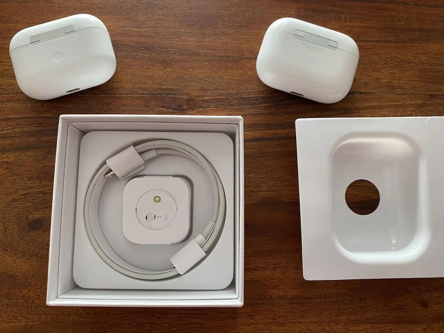 Detailní pohled na falešné AirPods s nízkou kvalitou zpracování