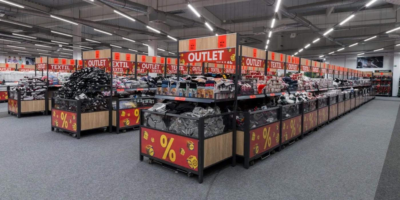 Plné regály slevněného zboží v Lidl Outletu