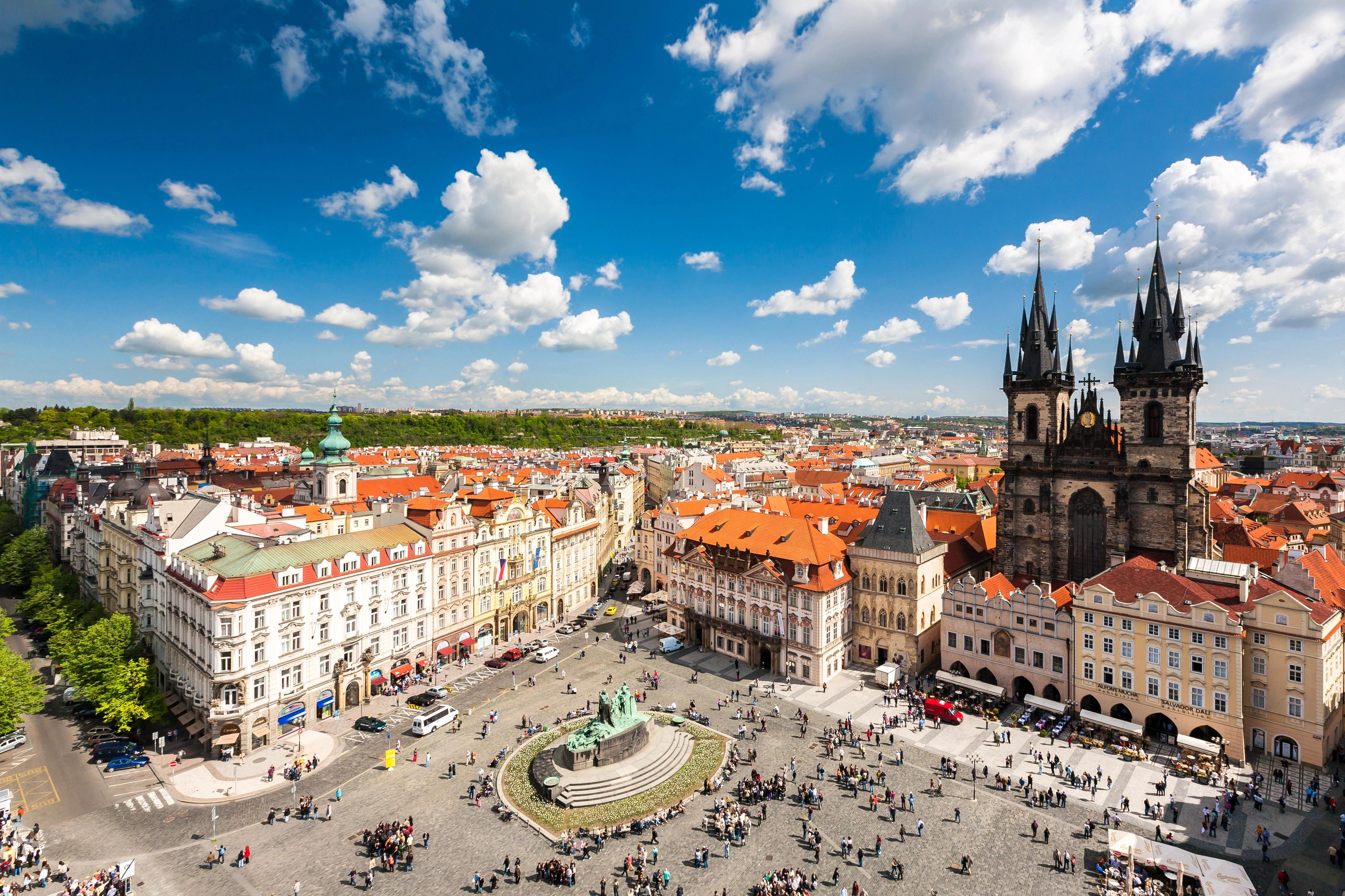 Staroměstské náměstí v Praze s Týnským chrámem a orlojem při slunečném dni