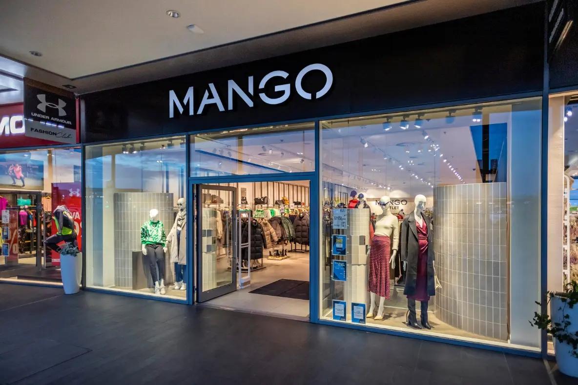 Vchod do moderní prodejny Mango s oblečením ve výloze
