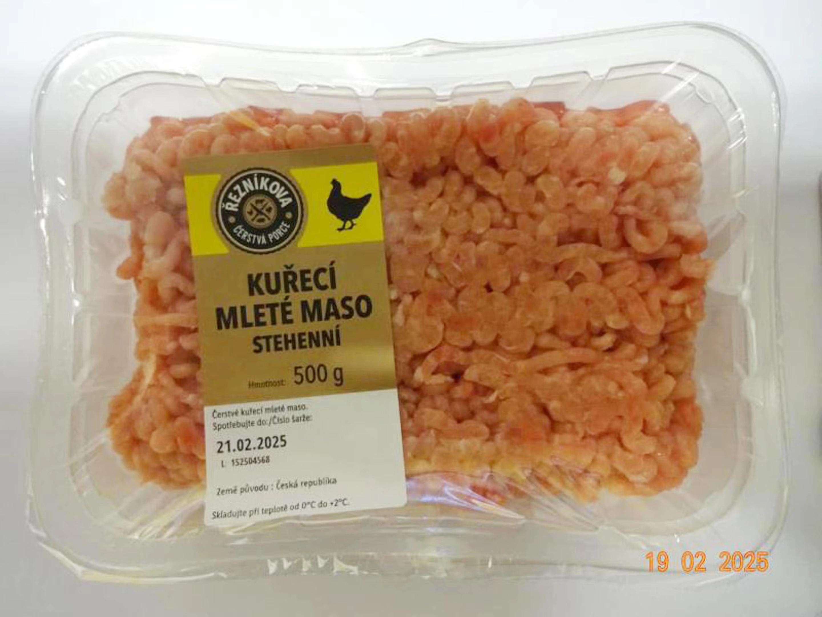 Detailní pohled na zkažené balené maso s vadnou etiketou