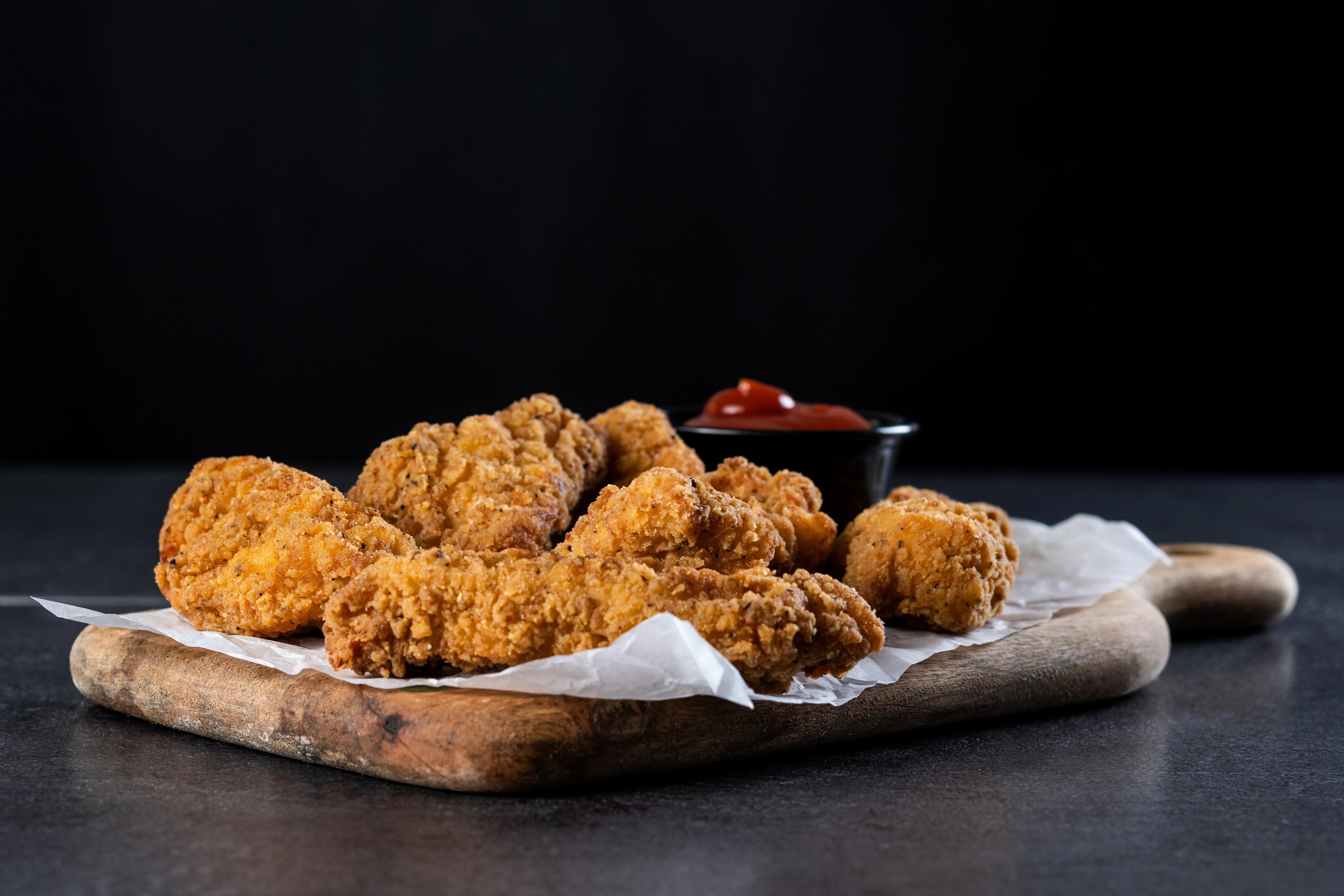 Talíř s usmaženými kuřecími nuggety a omáčkou