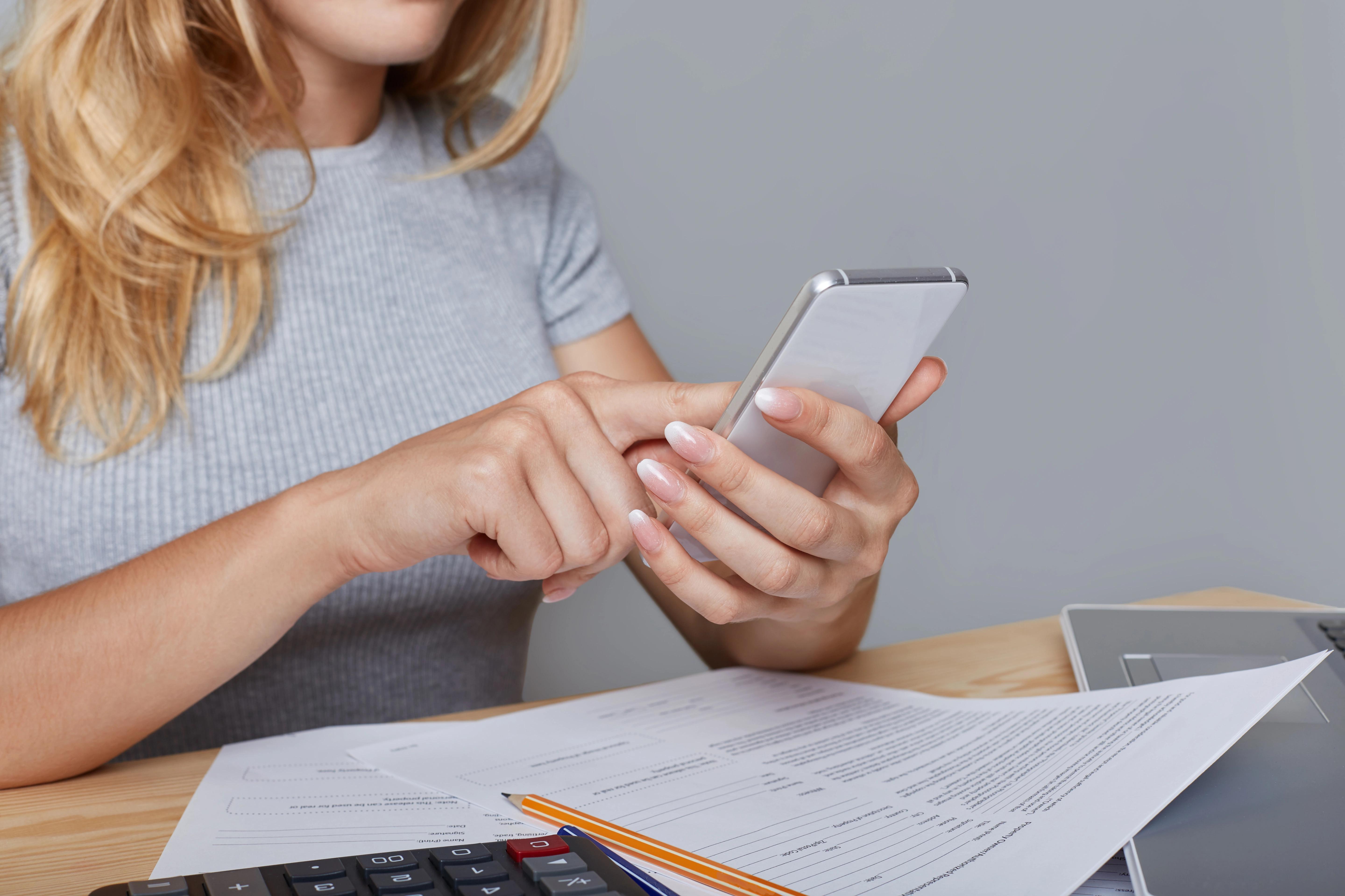 Mobilní telefon s potvrzenou bezkontaktní platbou