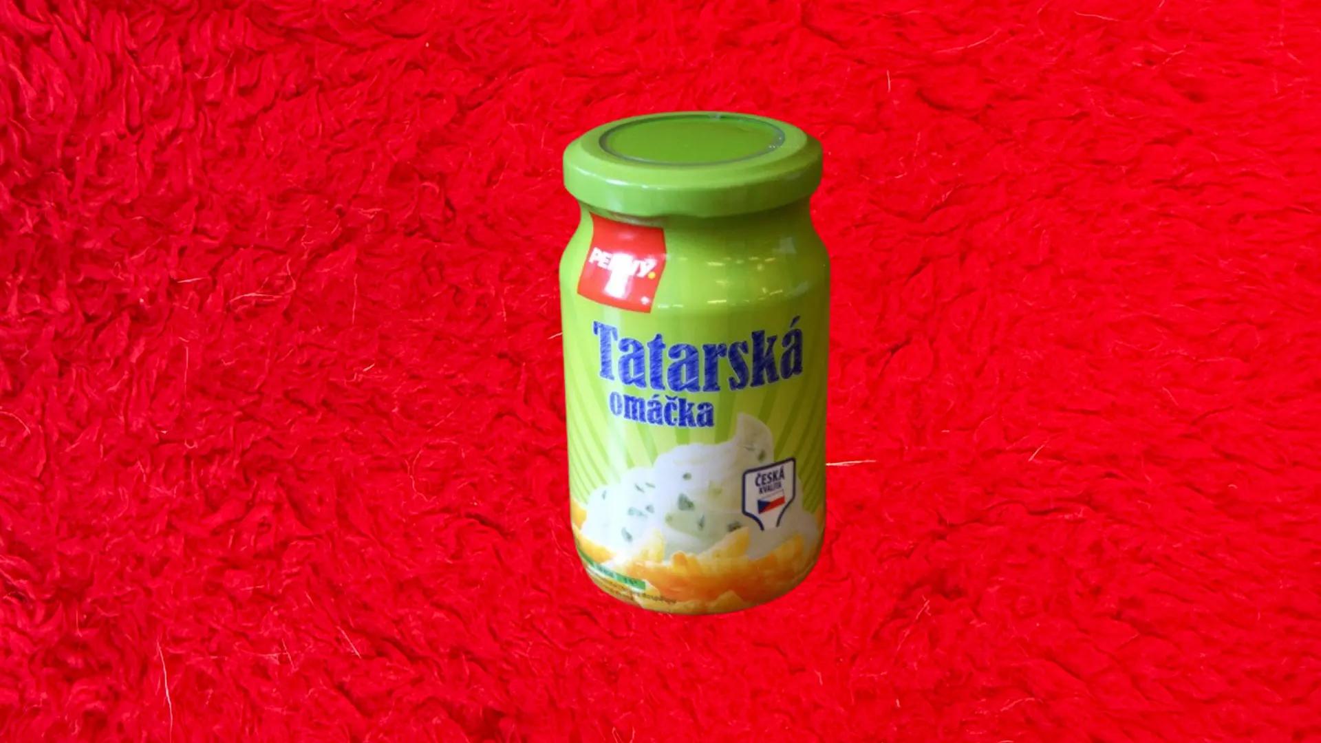 Otevřené kelímky s tatarskou omáčkou připravené k degustaci