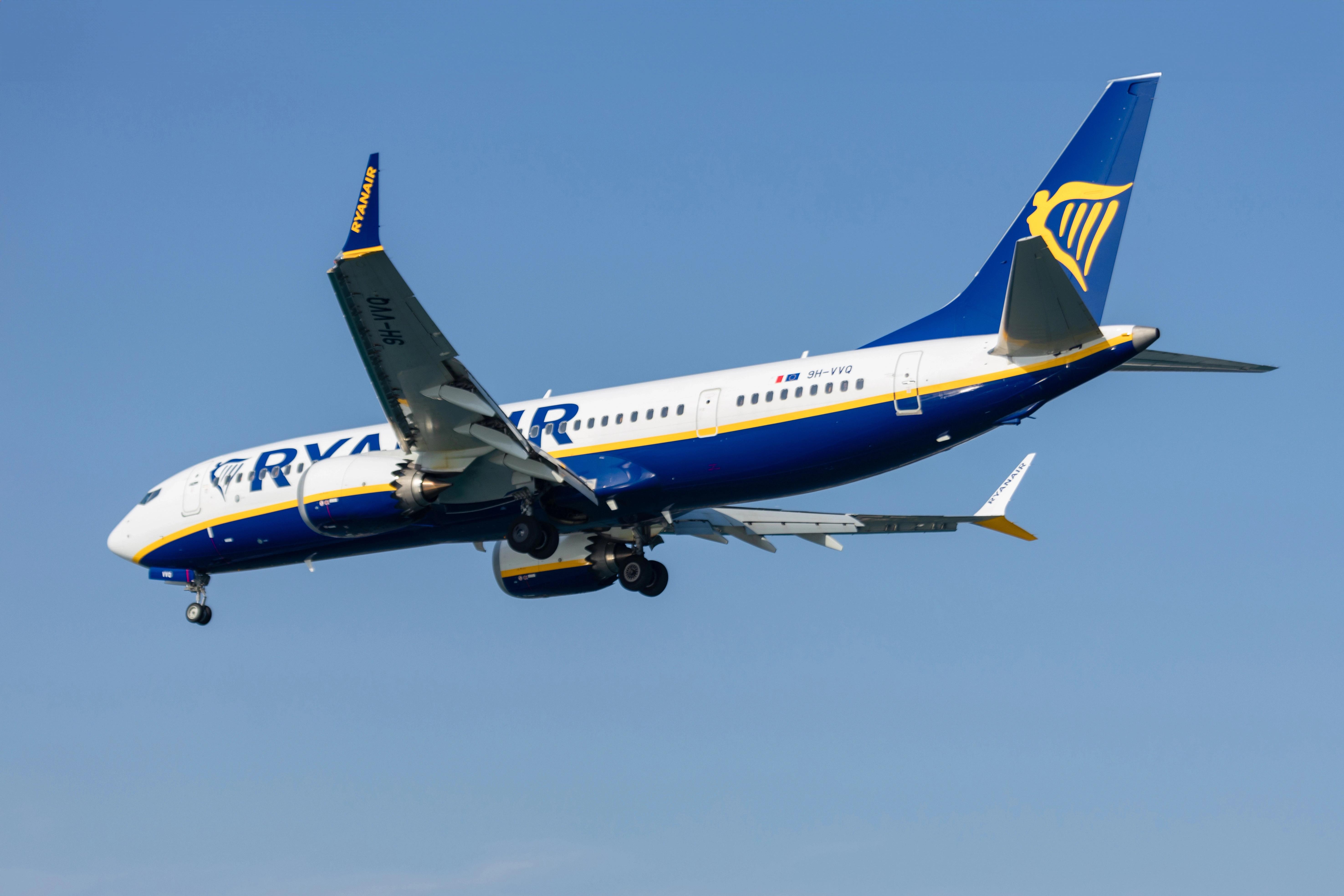 Boeing 737-800 v barvách Ryanair s vysunutým podvozkem krátce před přistáním