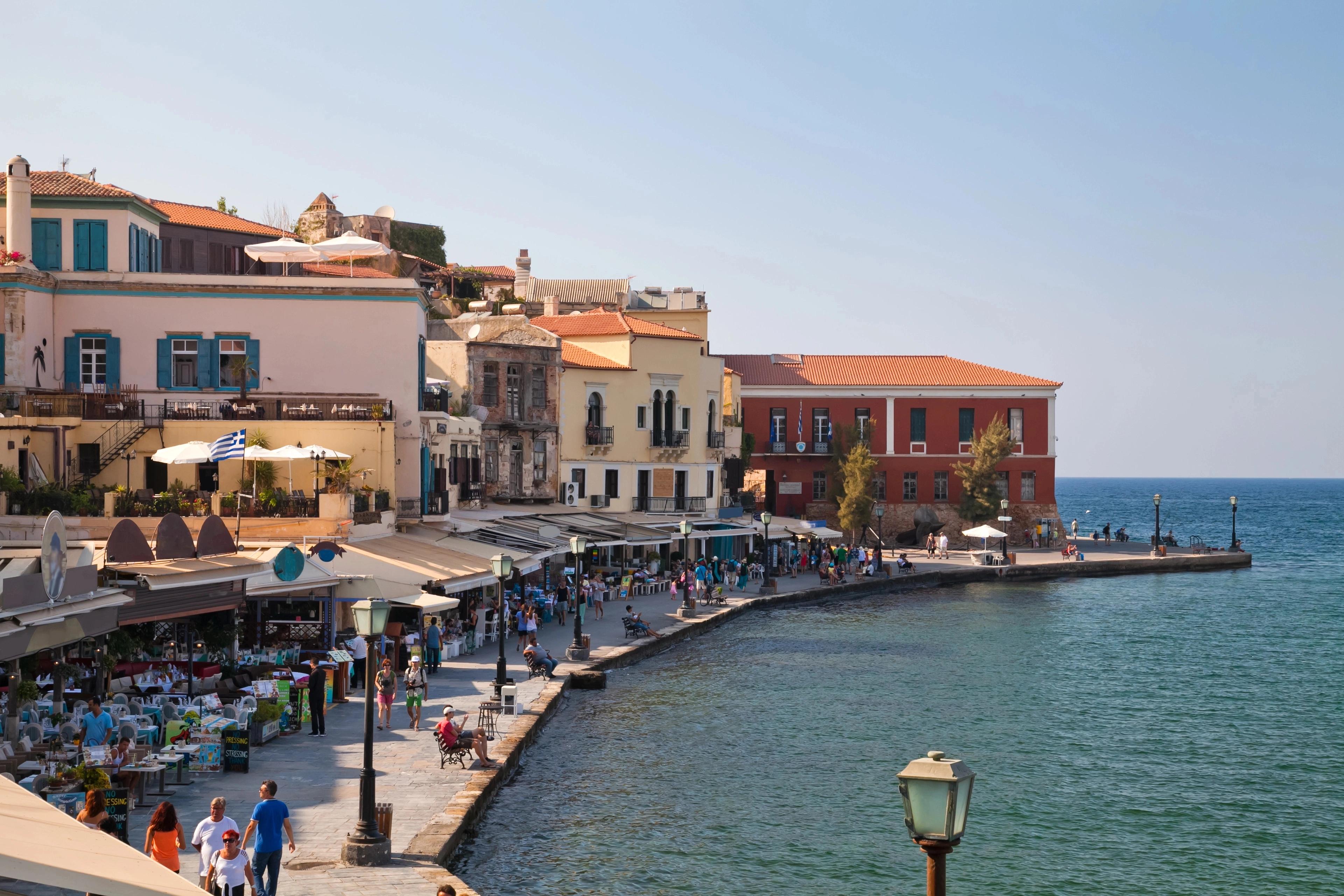 Pohled na barevné domy a promenádu u vody ve městě Chania na Krétě