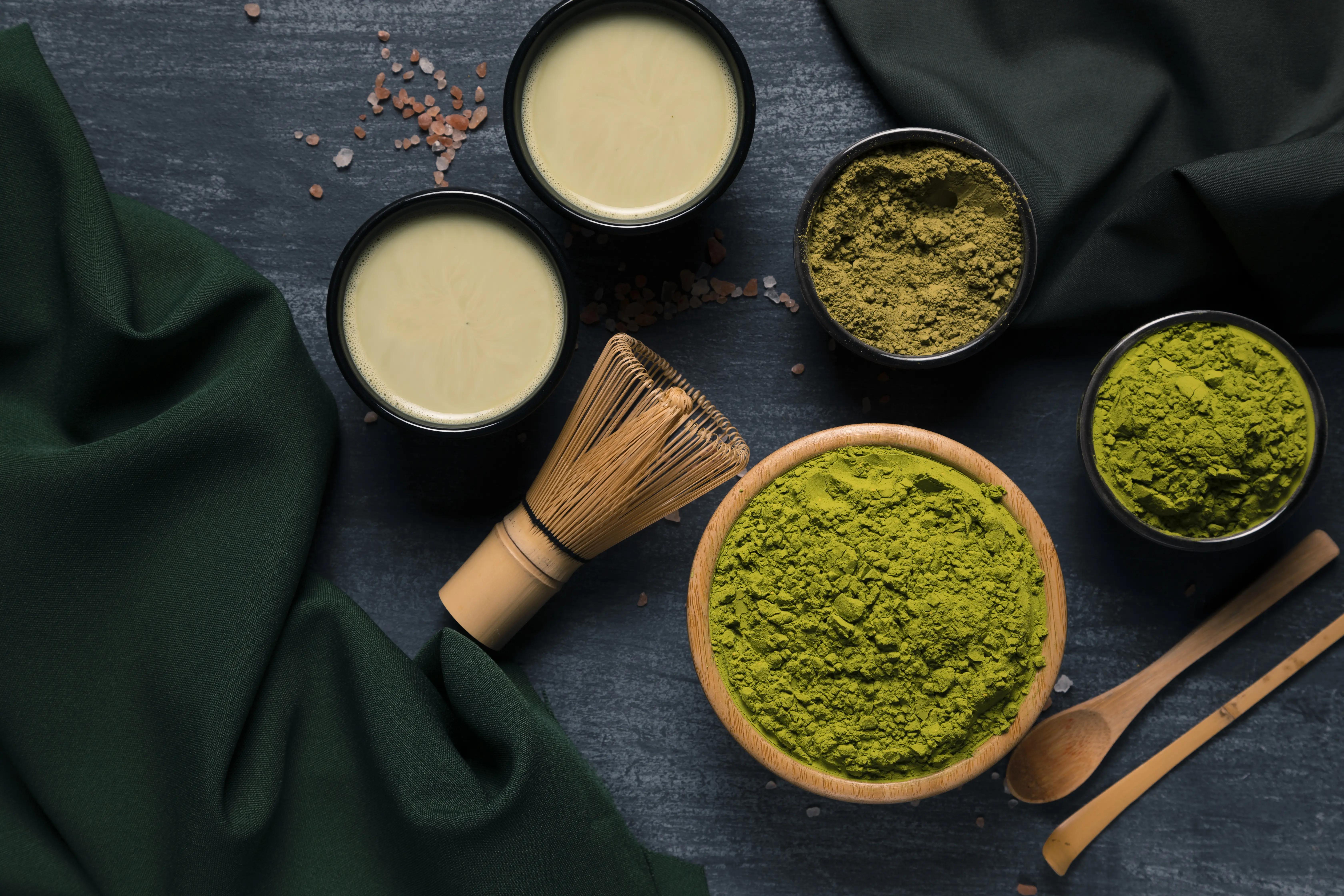 Jemně mletý zelený čaj matcha v misce s čajovou lžičkou