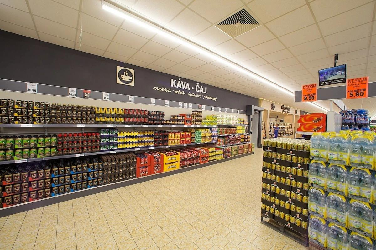 Zákazník prohlíží poloprázdný regál v supermarketu