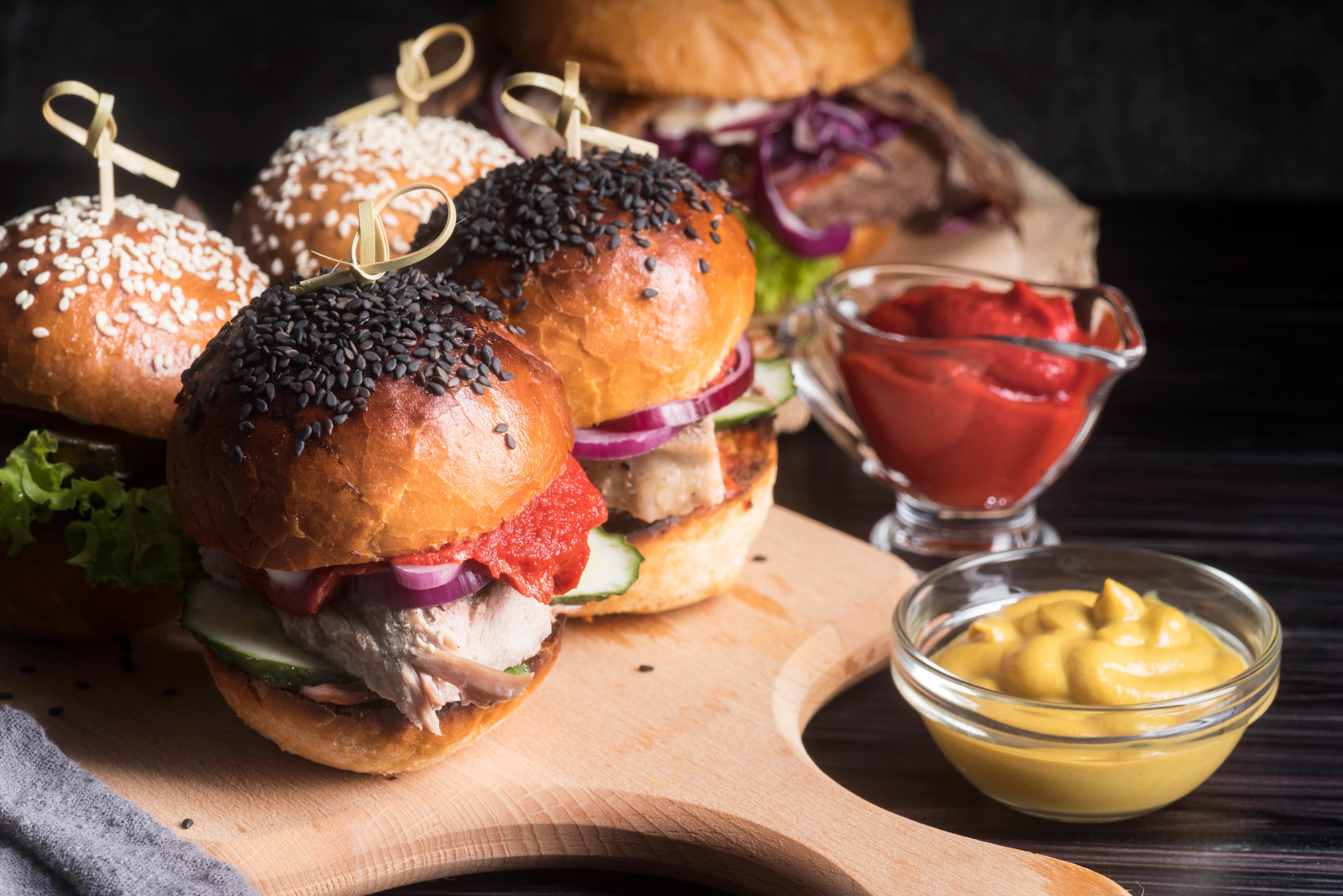 Výběr fastfoodových omáček v kelímcích vedle hranolků