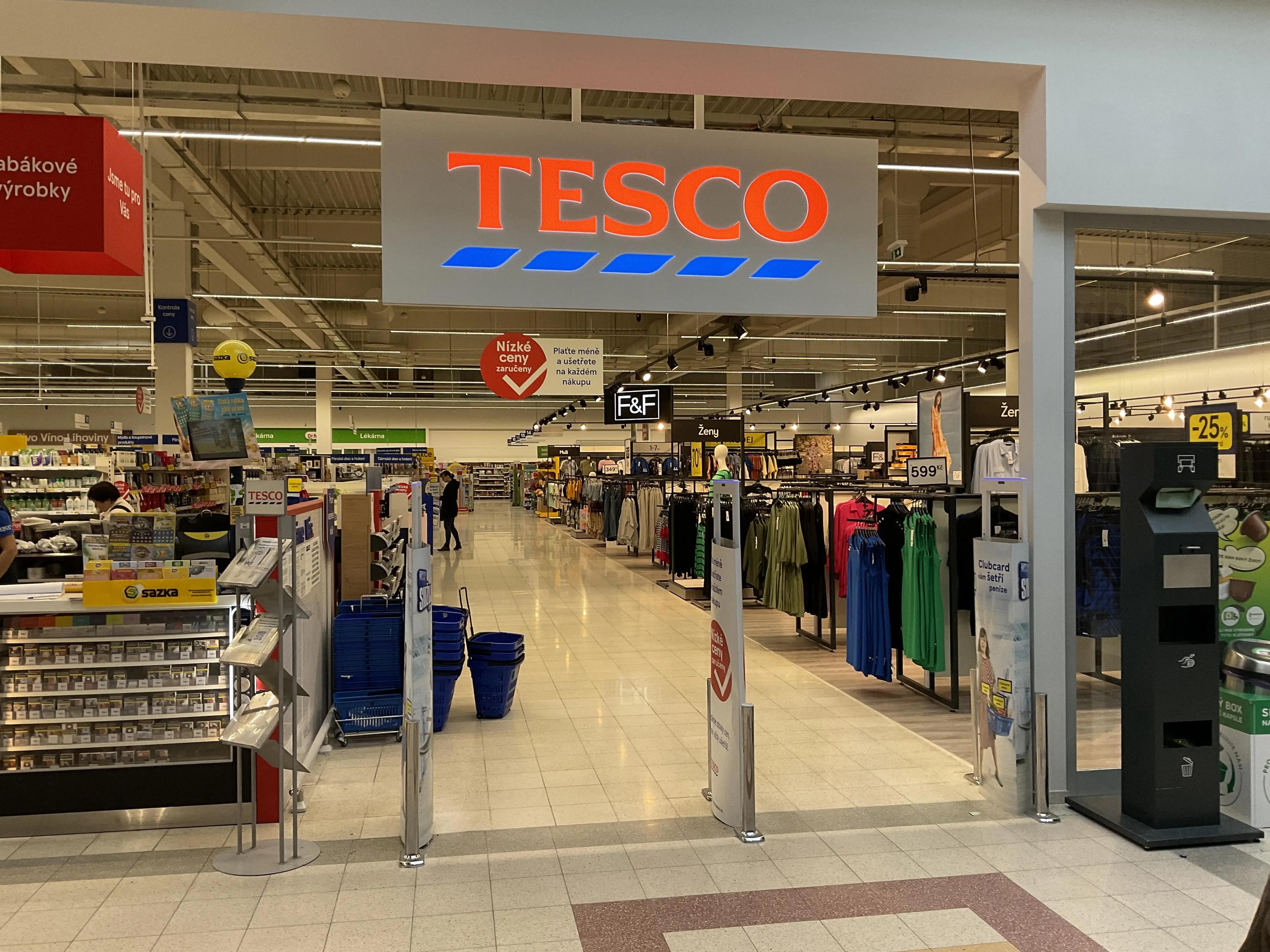 Oznámení o tiché hodince v obchodě Tesco