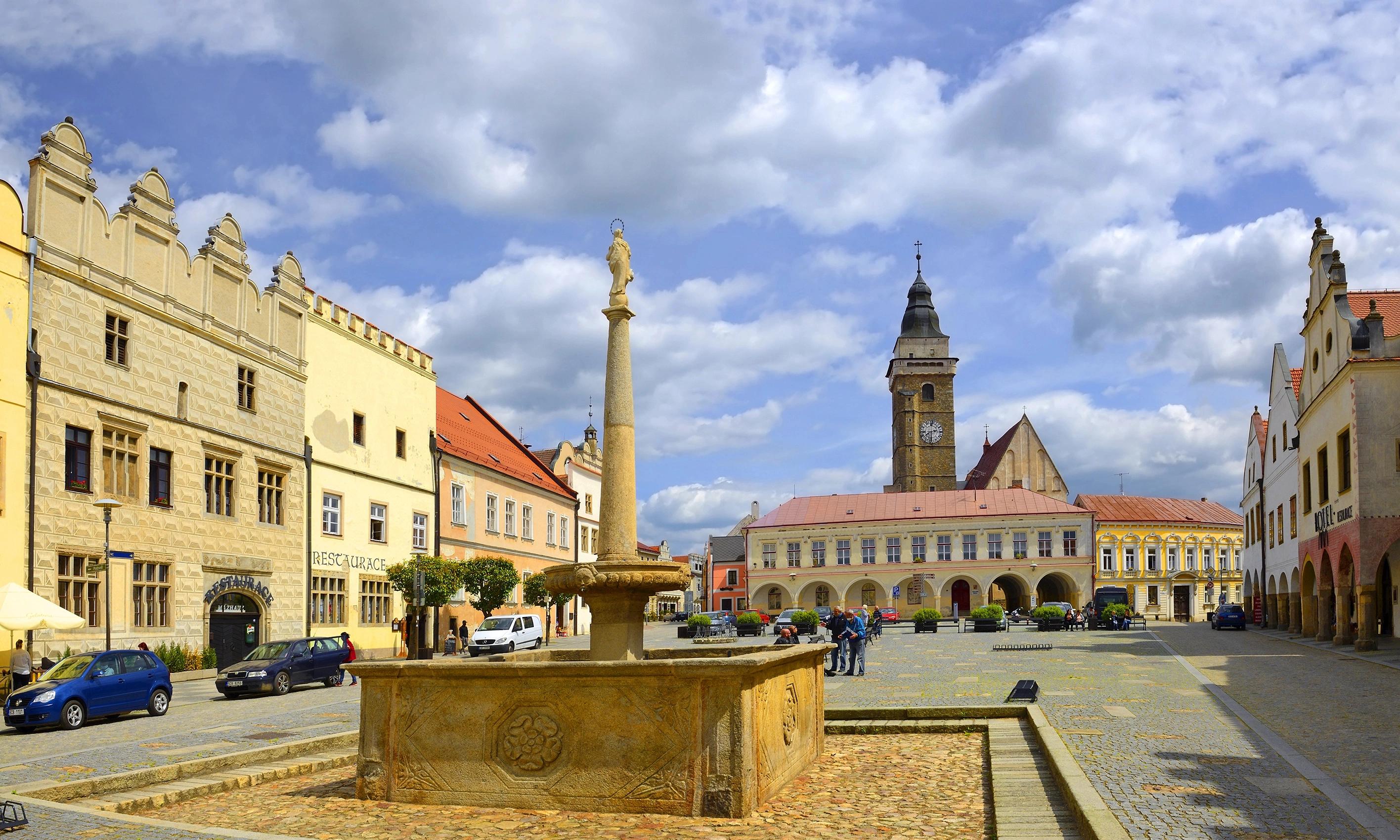 Historické centrum Slavonic s renesančními domy a oranžovými střechami při pohledu z výšky