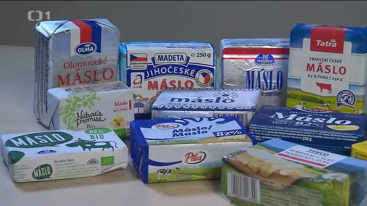 Kostka másla s rozmazaným kouskem na čerstvém pečivu