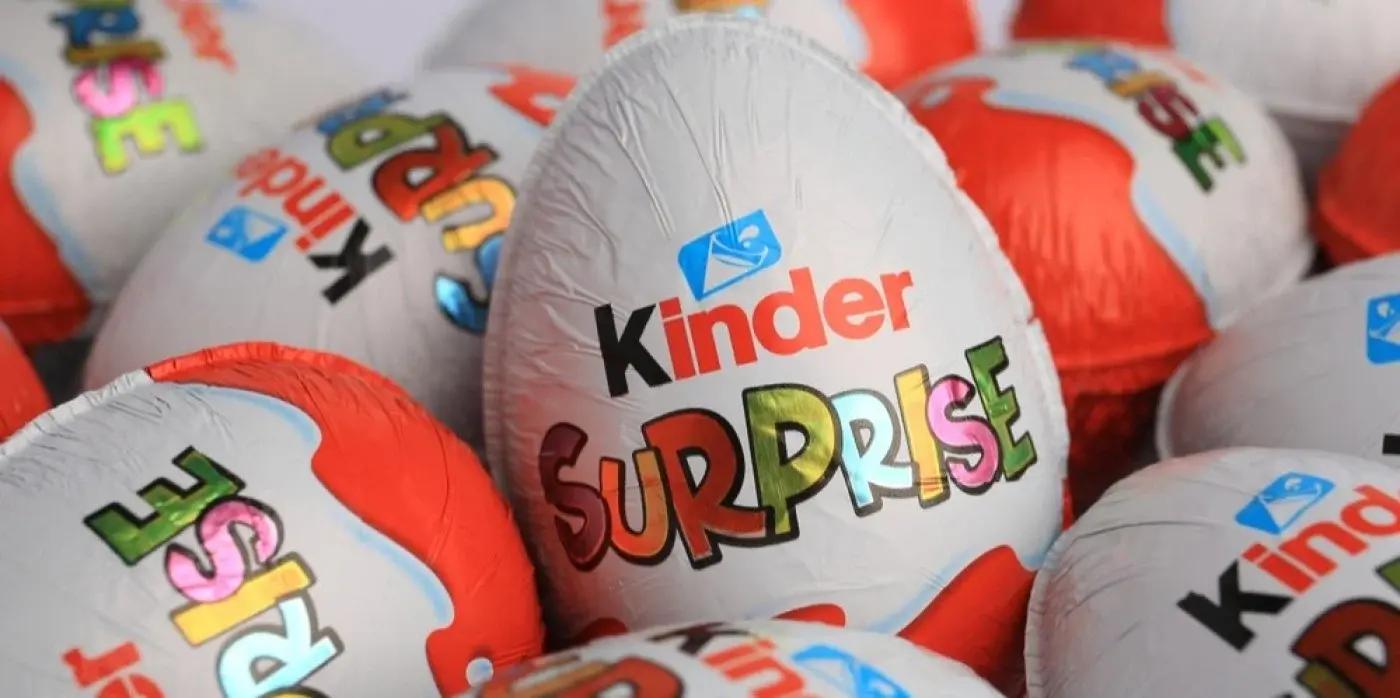 Detail Kinder vajíčka rozlomeného na dvě poloviny