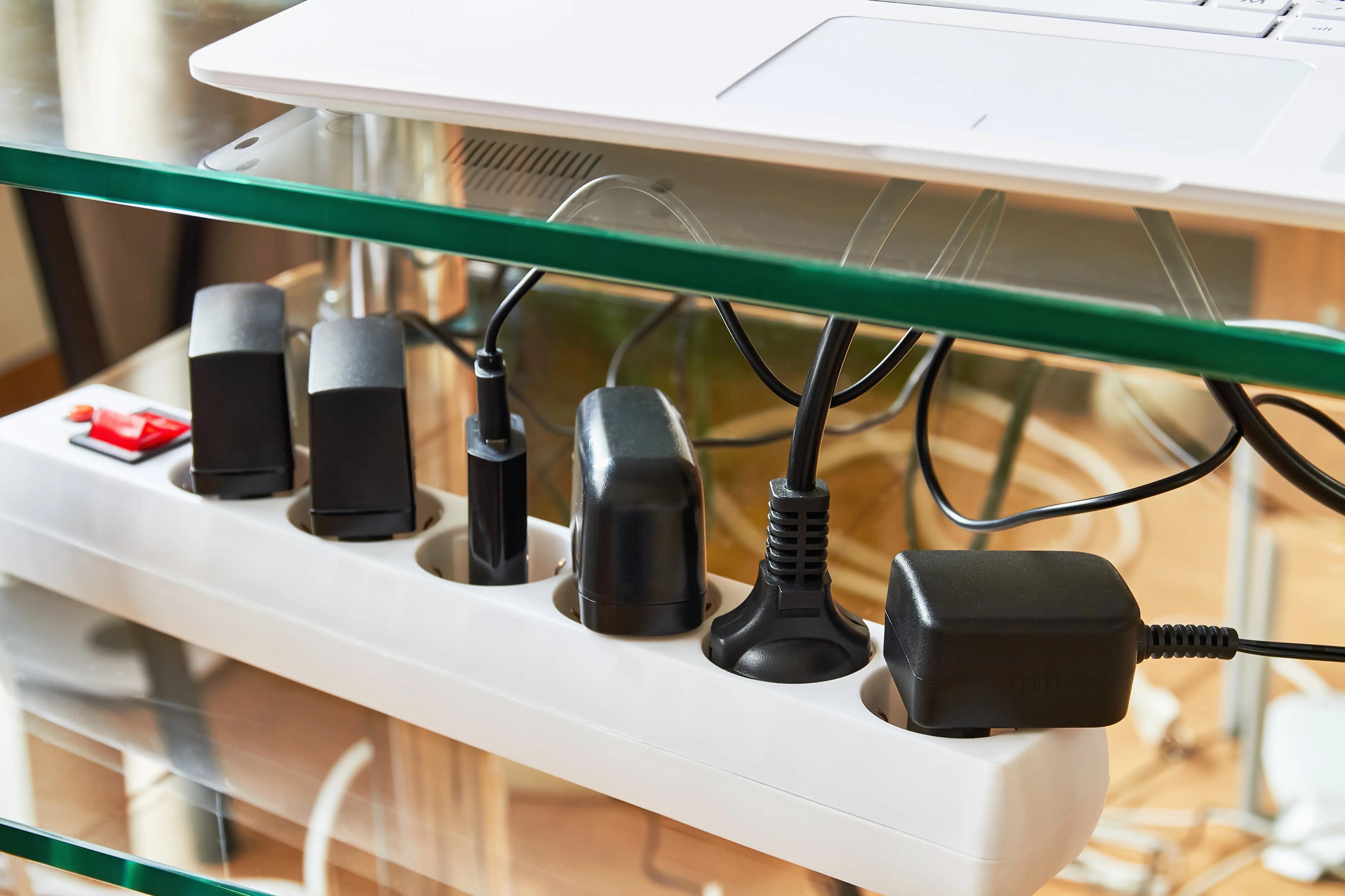 Prodloužený elektrický kabel zapojený do zásuvky