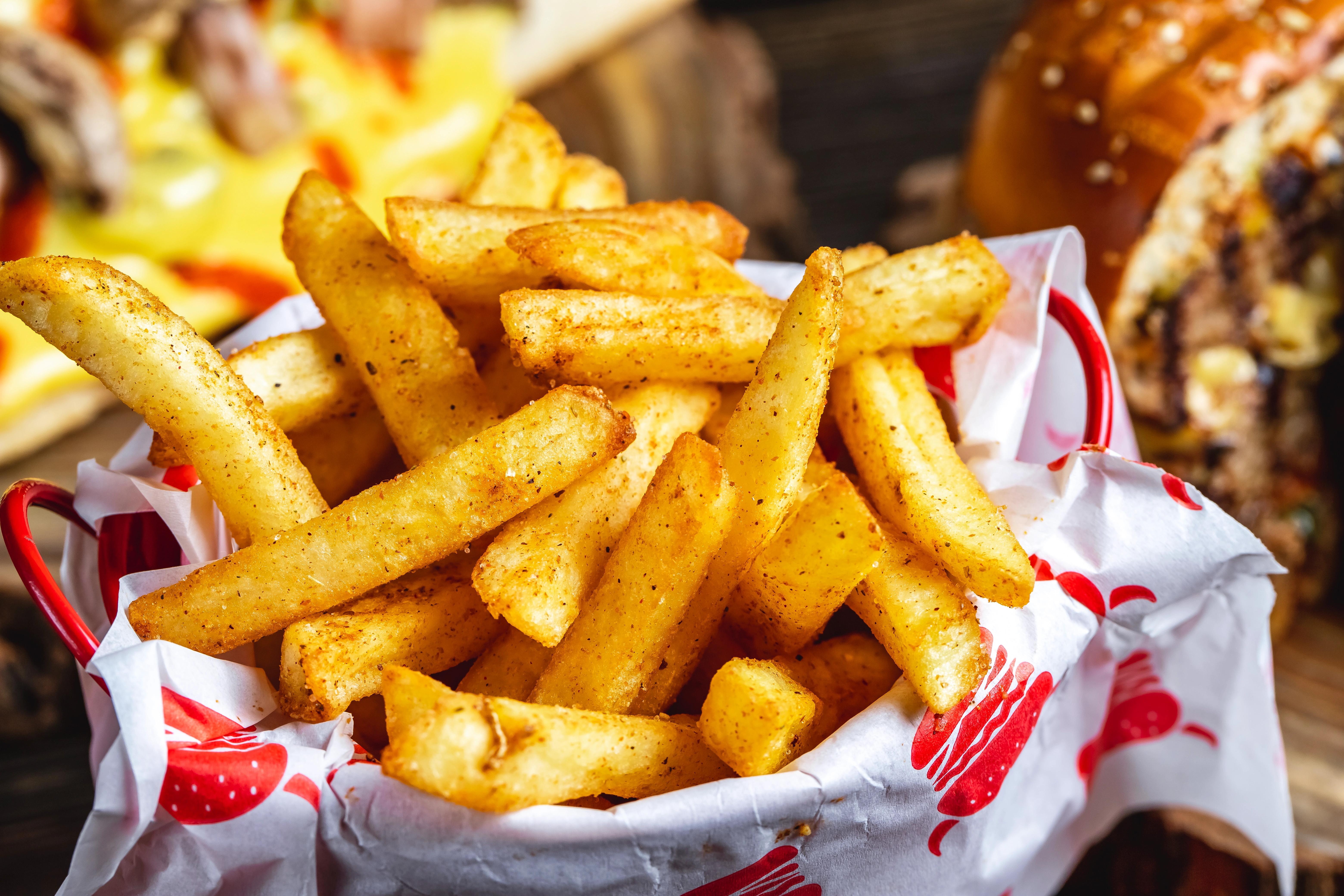 Krabičky s hranolkami z různých fastfoodových řetězců