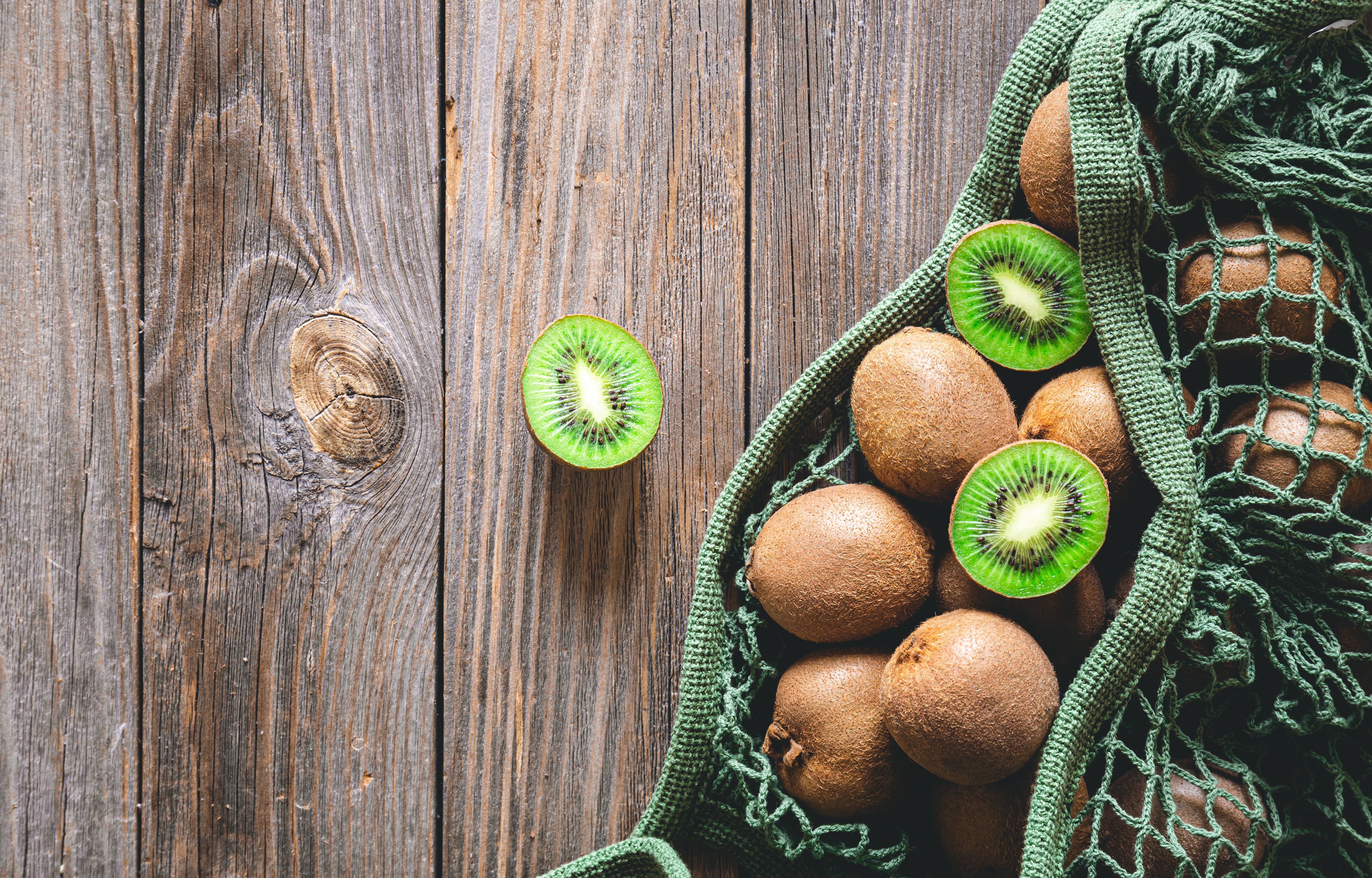 Čerstvé kiwi rozkrojené na poloviny, připravené k jídlu