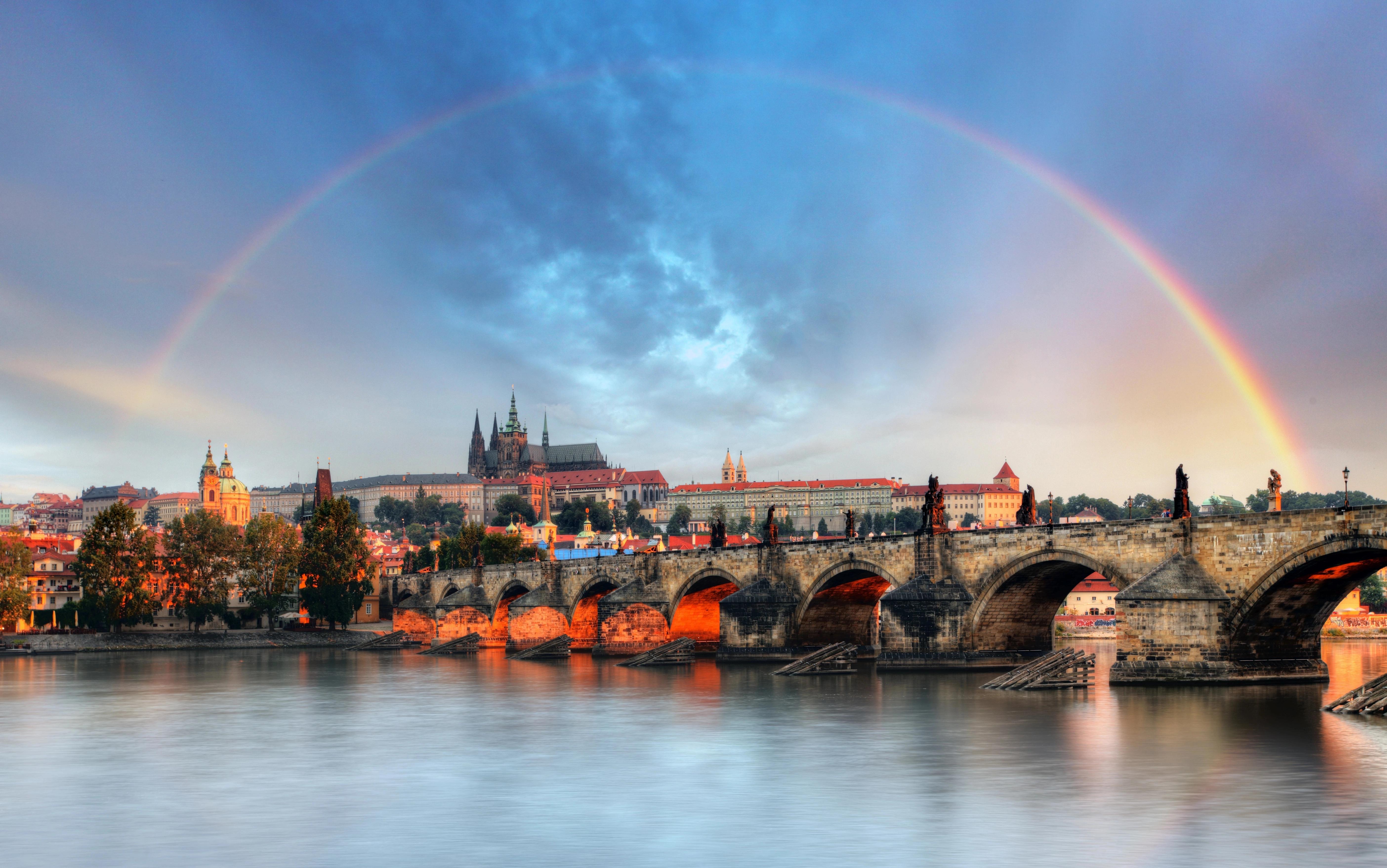 Duha nad historickým centrem a řekou po letní bouřce
