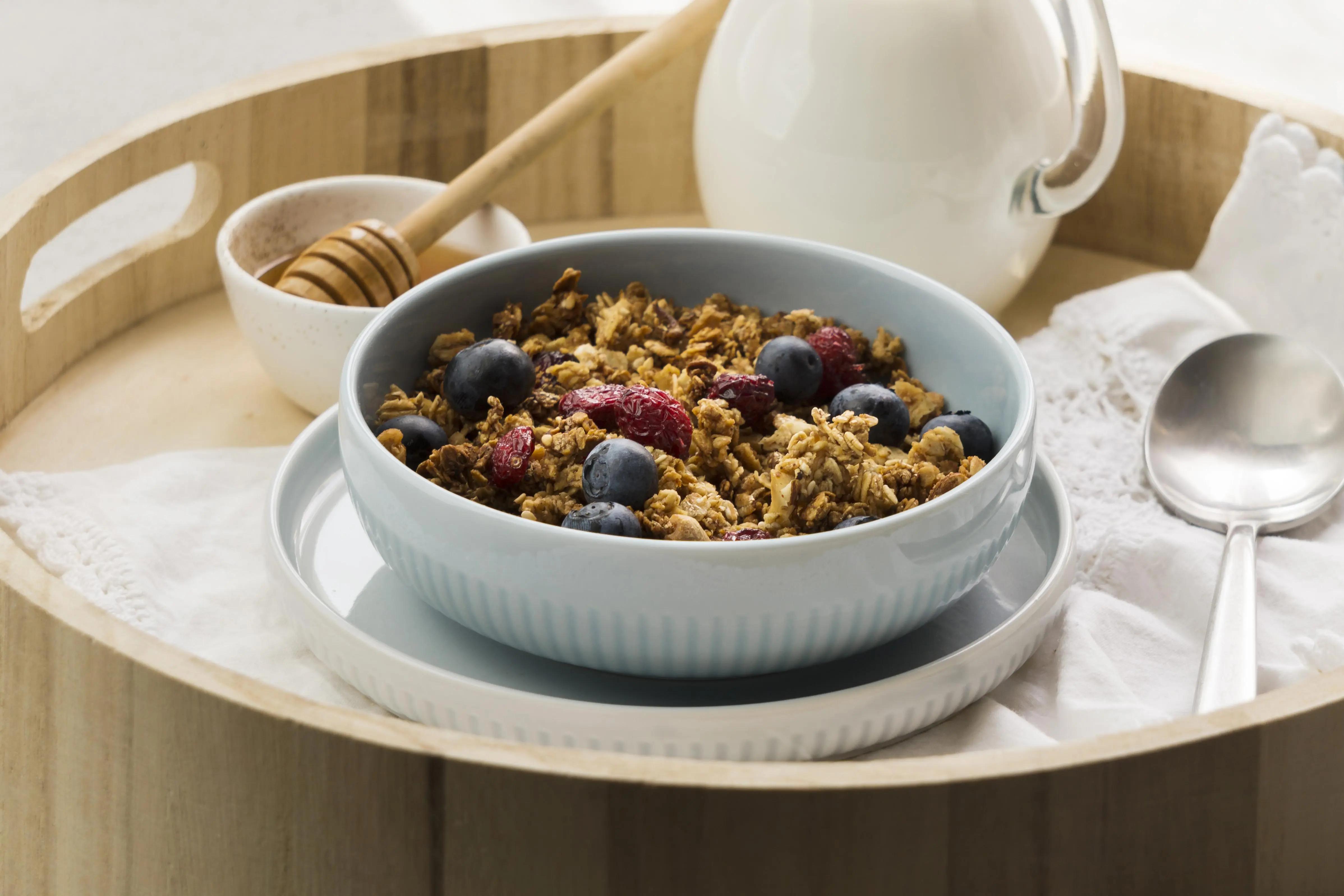 Domácí granola ve sklenici, připravená k podávání s jogurtem