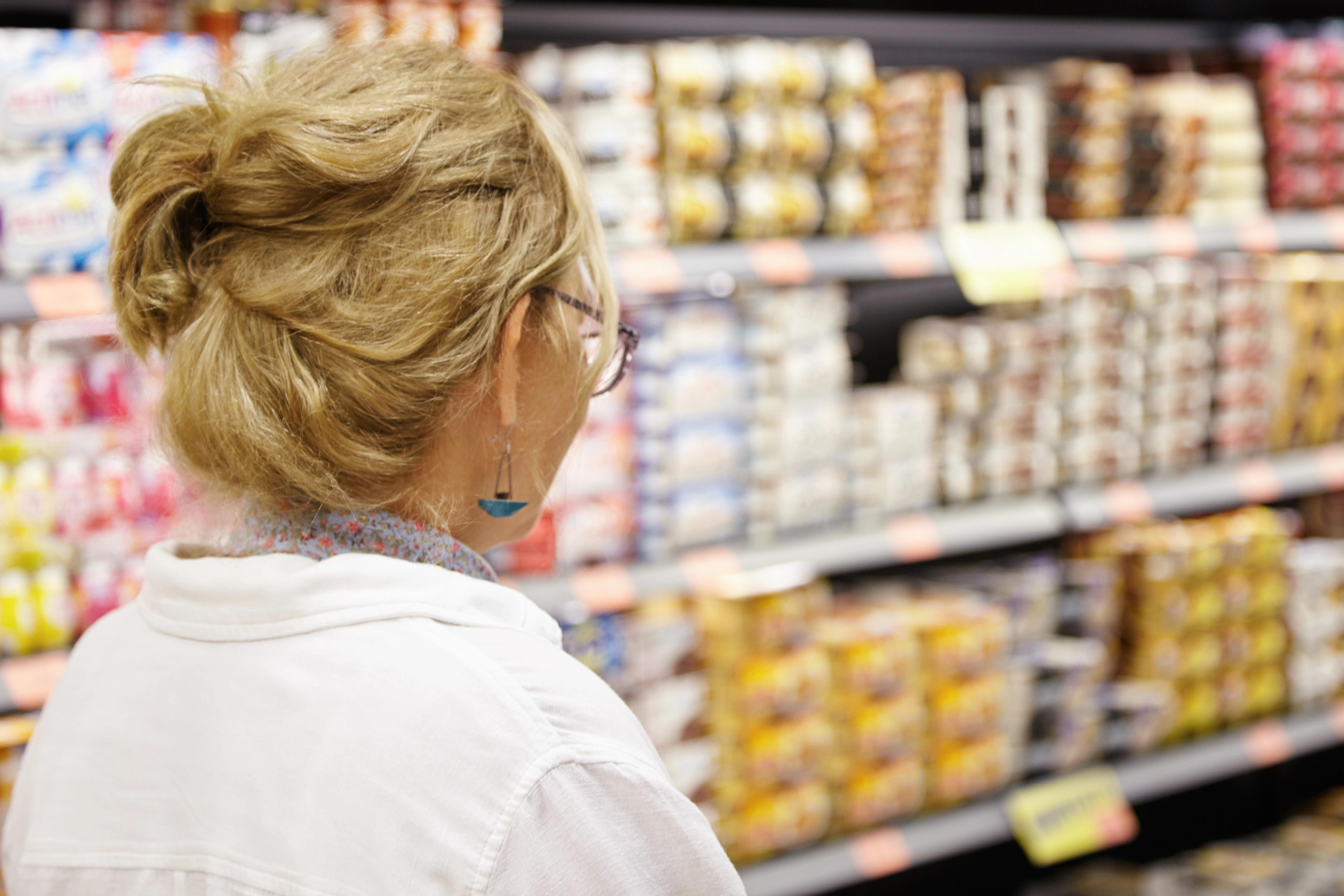 Nákupní košík plný potravin v polském supermarketu