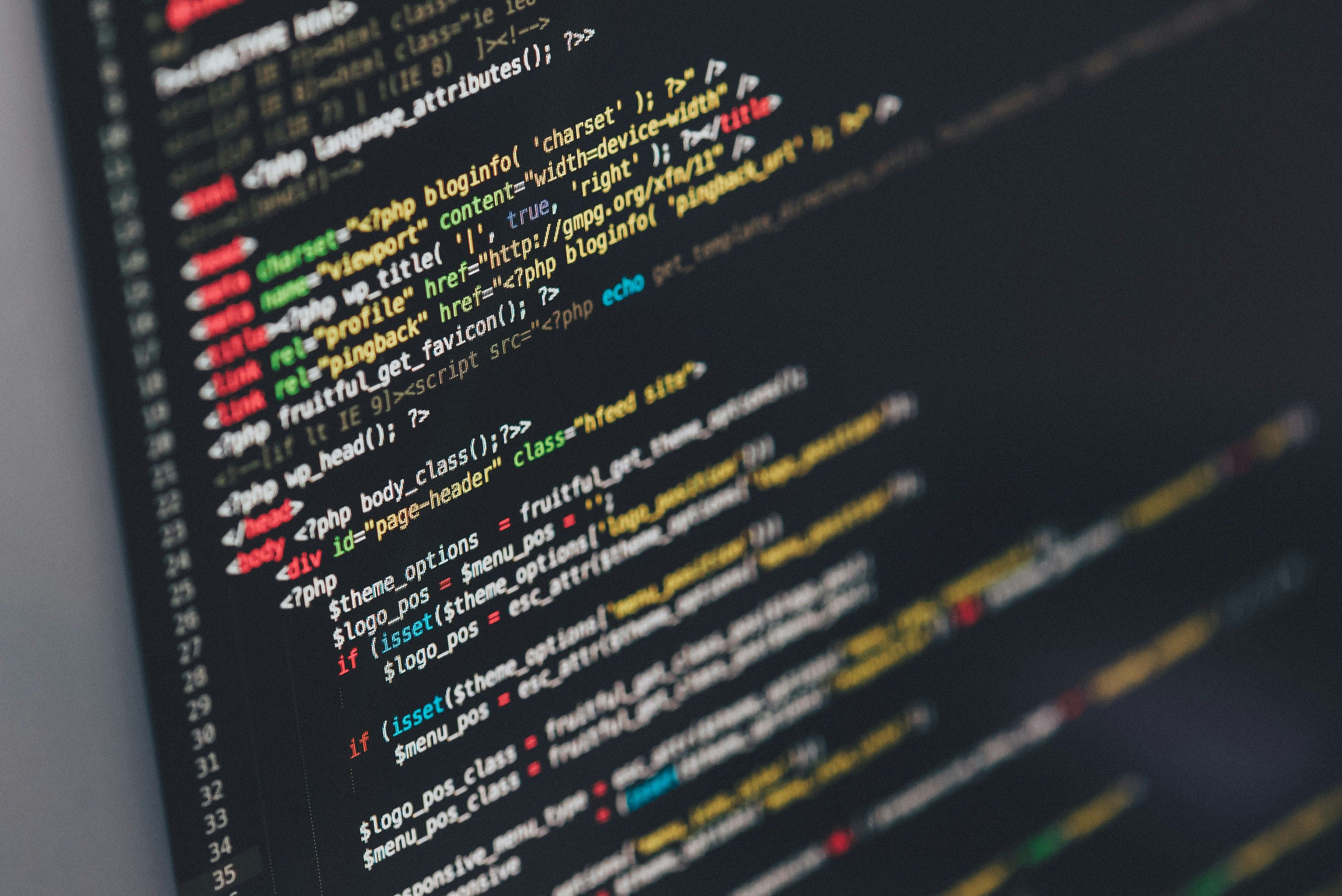 Blízký záběr na zdrojový kód WordPress zobrazený na monitoru