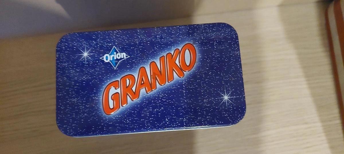 Ošoupaná stará dóza vedle dalších sběratelských předmětů