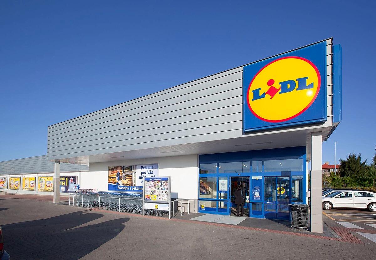 Prázdný regál v prodejně Lidl s nápisem „Dočasně nedostupné“