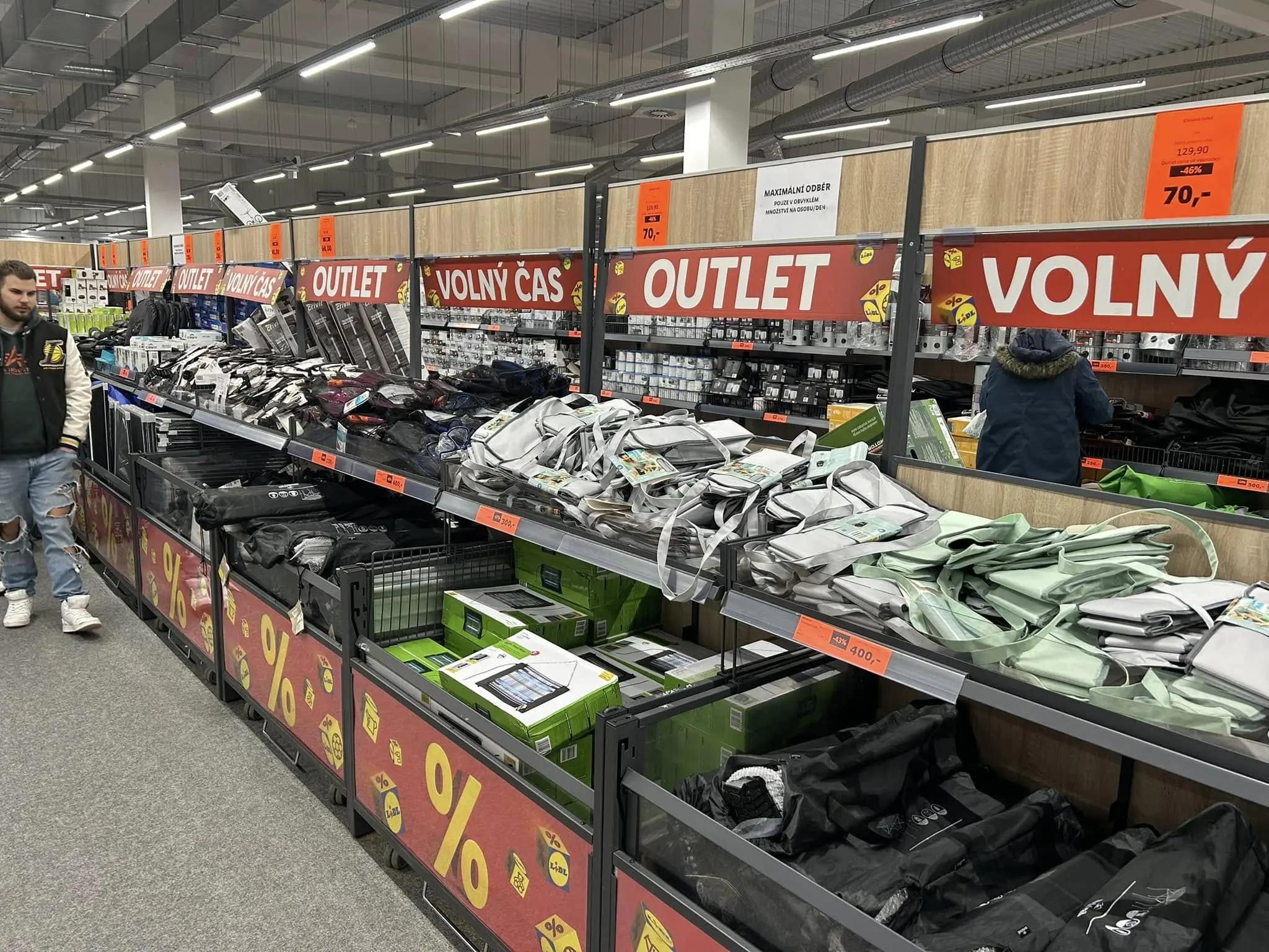 Vstup do prodejny Lidl Outlet s nákupními košíky