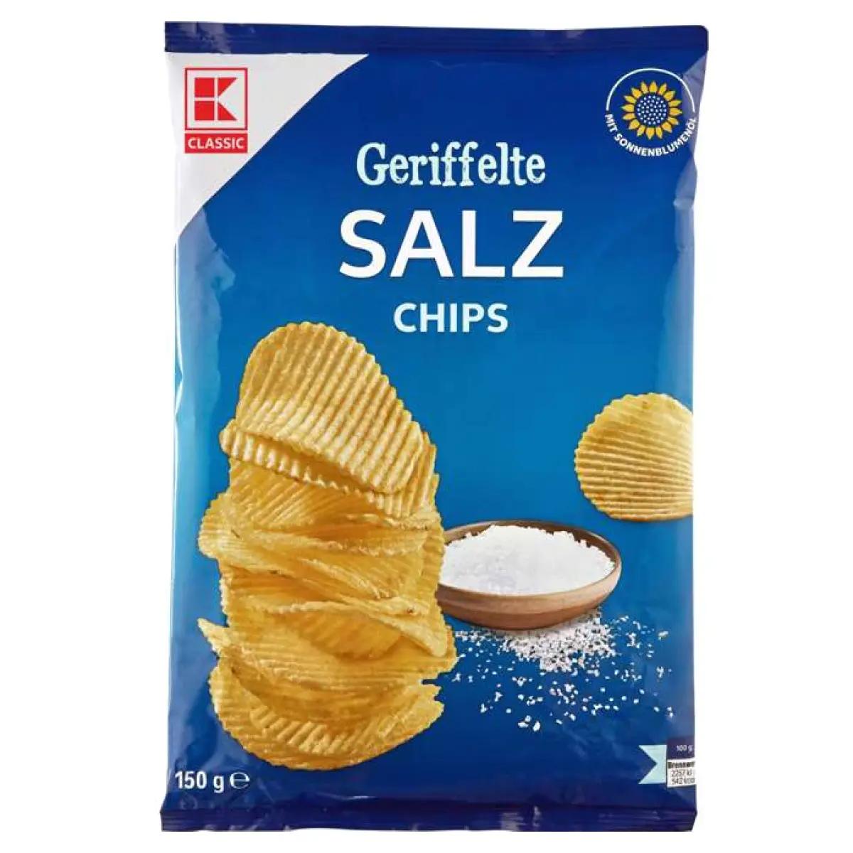 Detailní pohled na bramborové chipsy na talíři