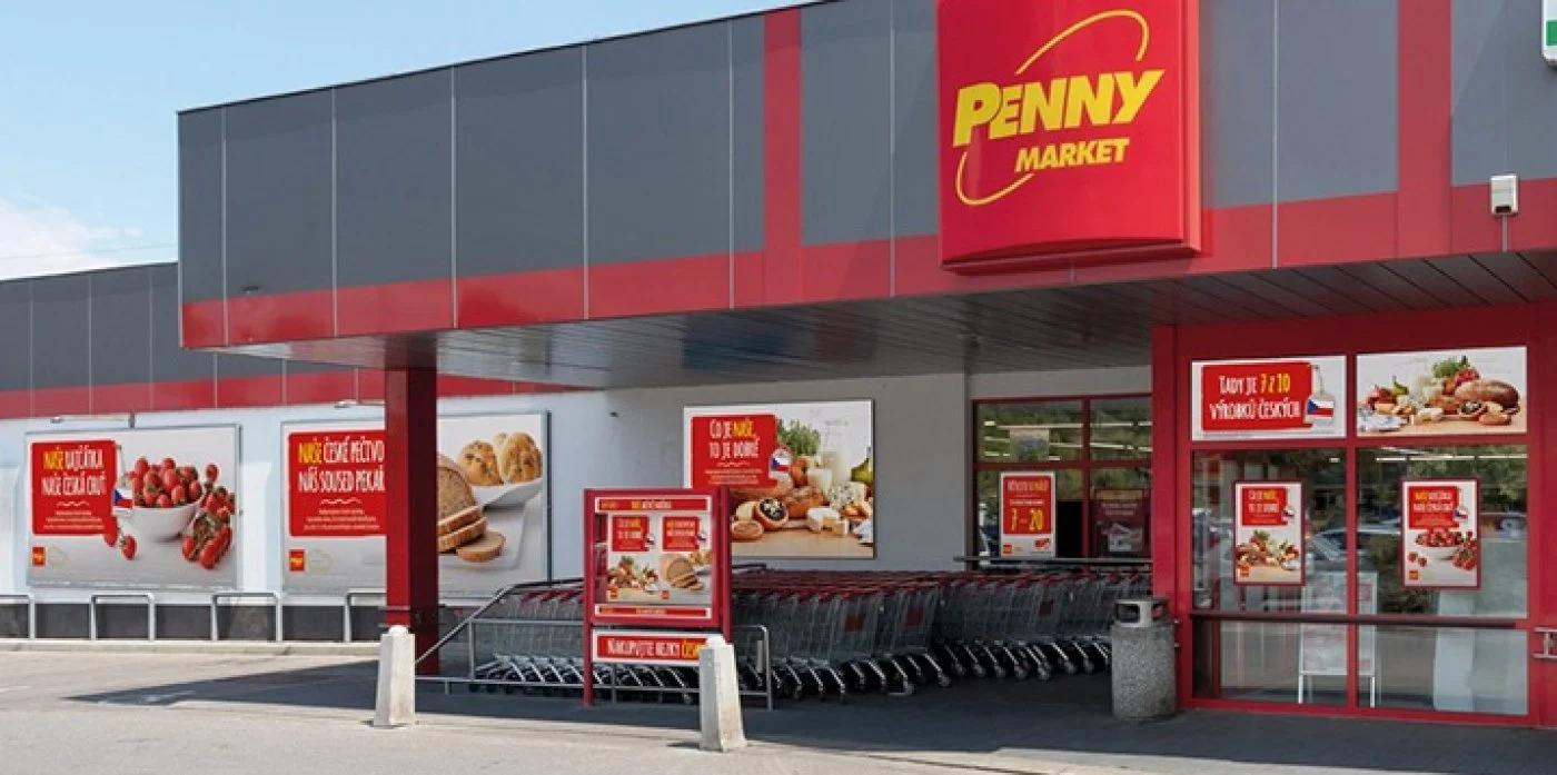 Čerstvý zázvor na dřevěném prkénku vedle šálku s citronem