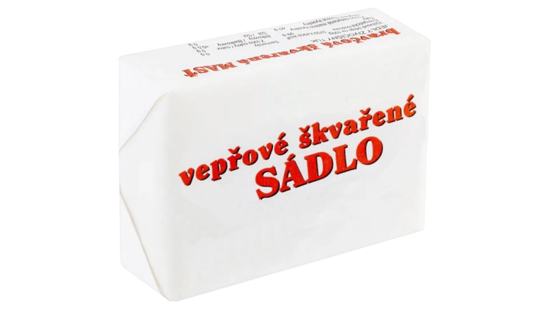 Čerstvě namazané sádlo na chlebu s cibulí