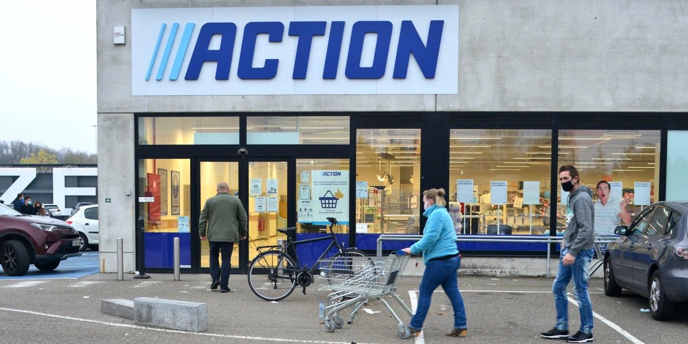 Pokladní pult v prodejně Action s vráceným zbožím