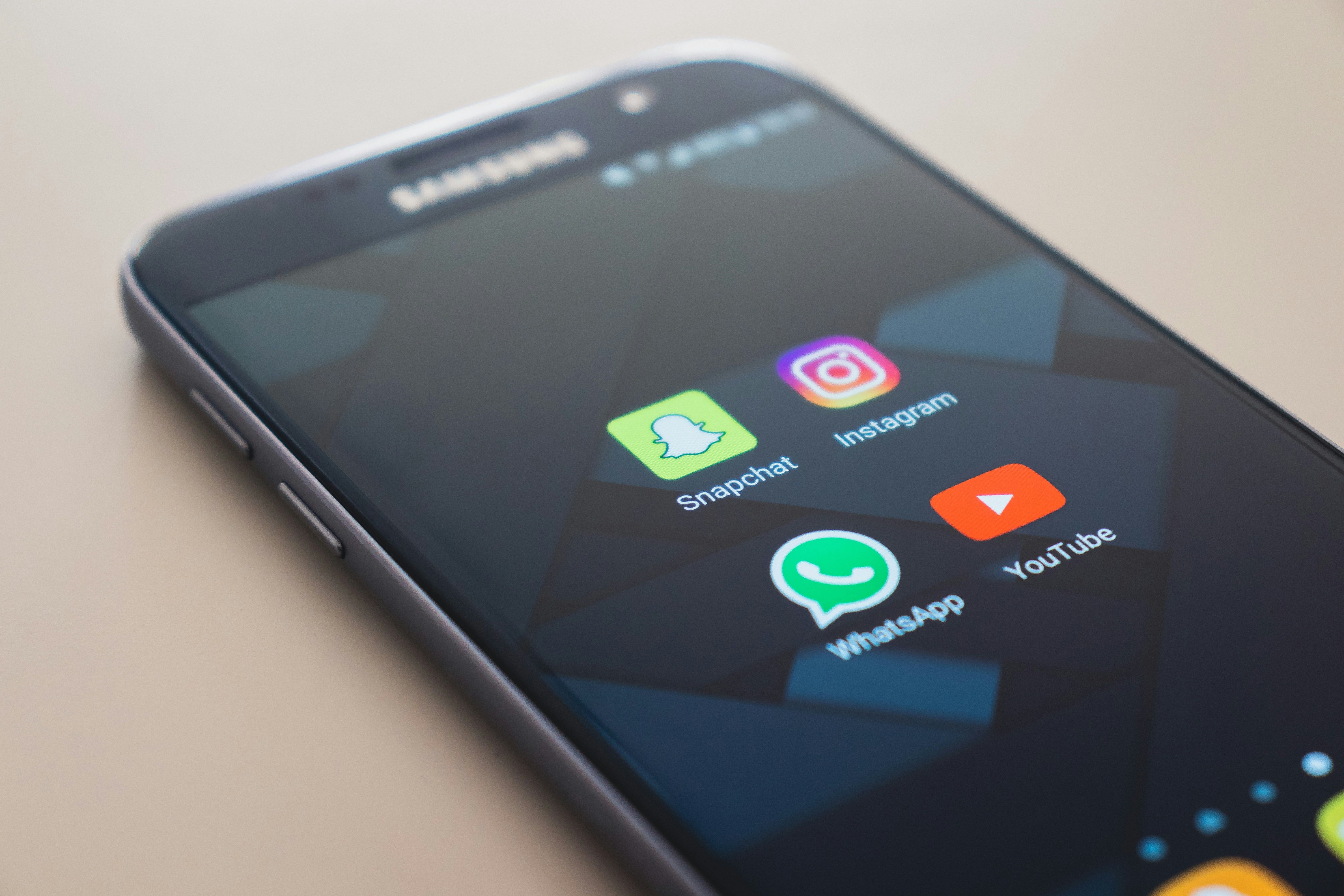 Smartphone zobrazující aplikace sociálních médií, jako jsou Snapchat, Instagram, WhatsApp, YouTube a další.