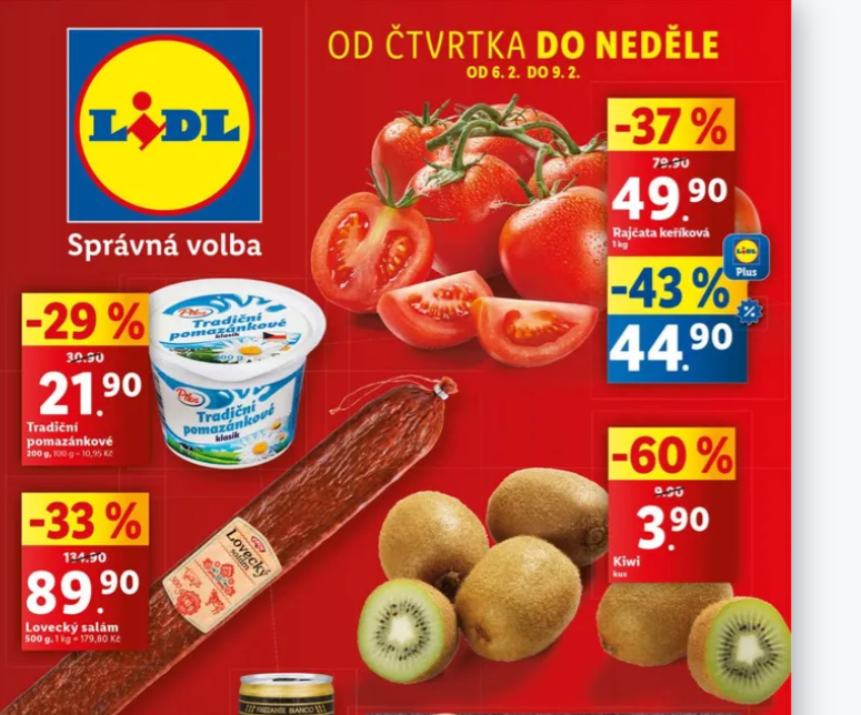 Zralé kiwi na dřevěném prkénku připravené k nakrájení