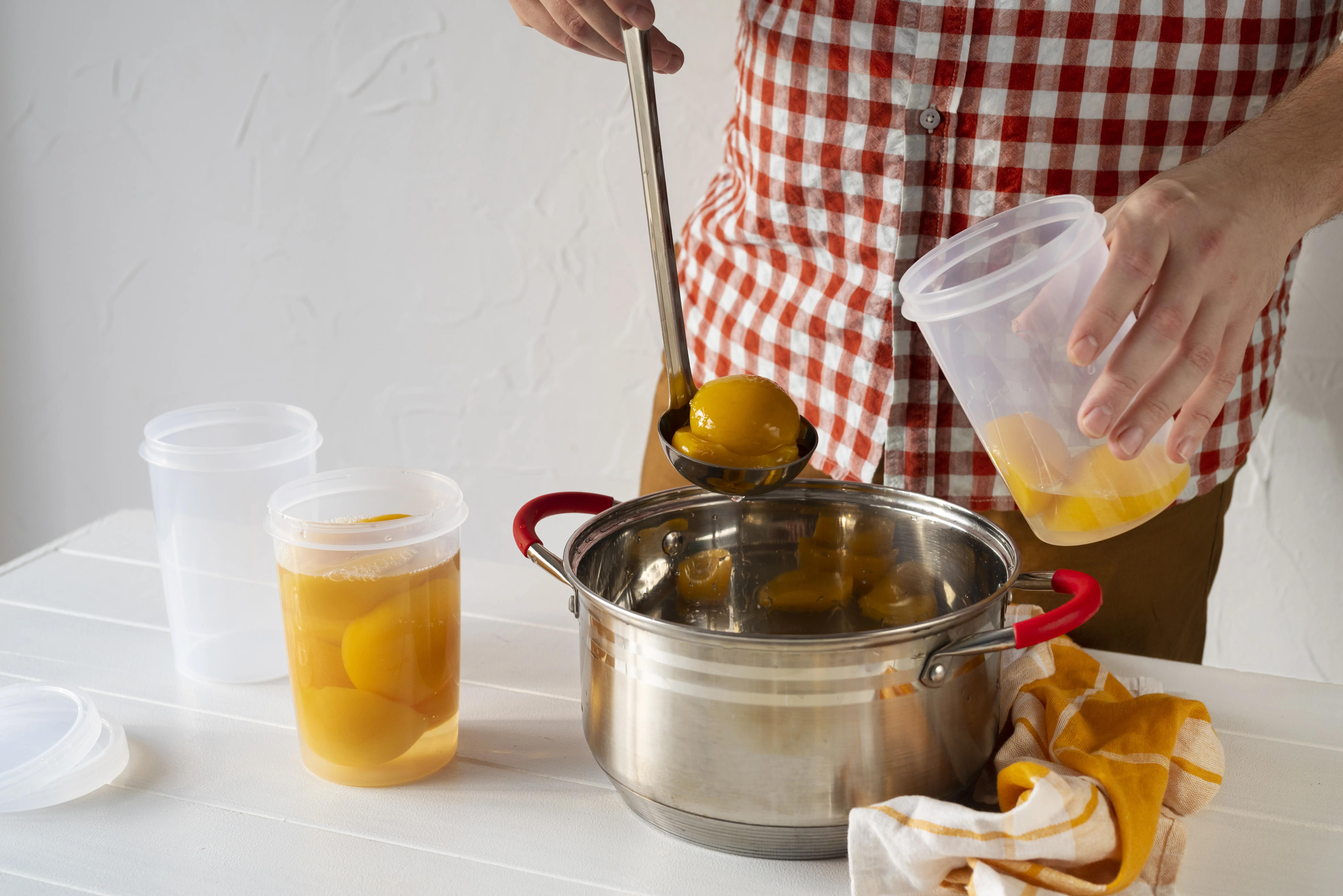 Jemně míchání omáčky s tajnou ingrediencí