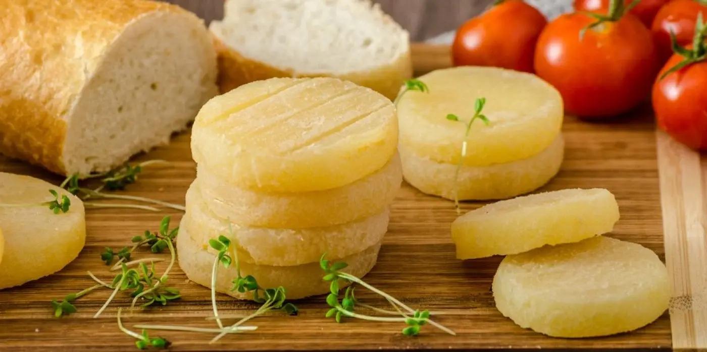 Tradiční olomoucké tvarůžky servírované na dřevěném prkénku