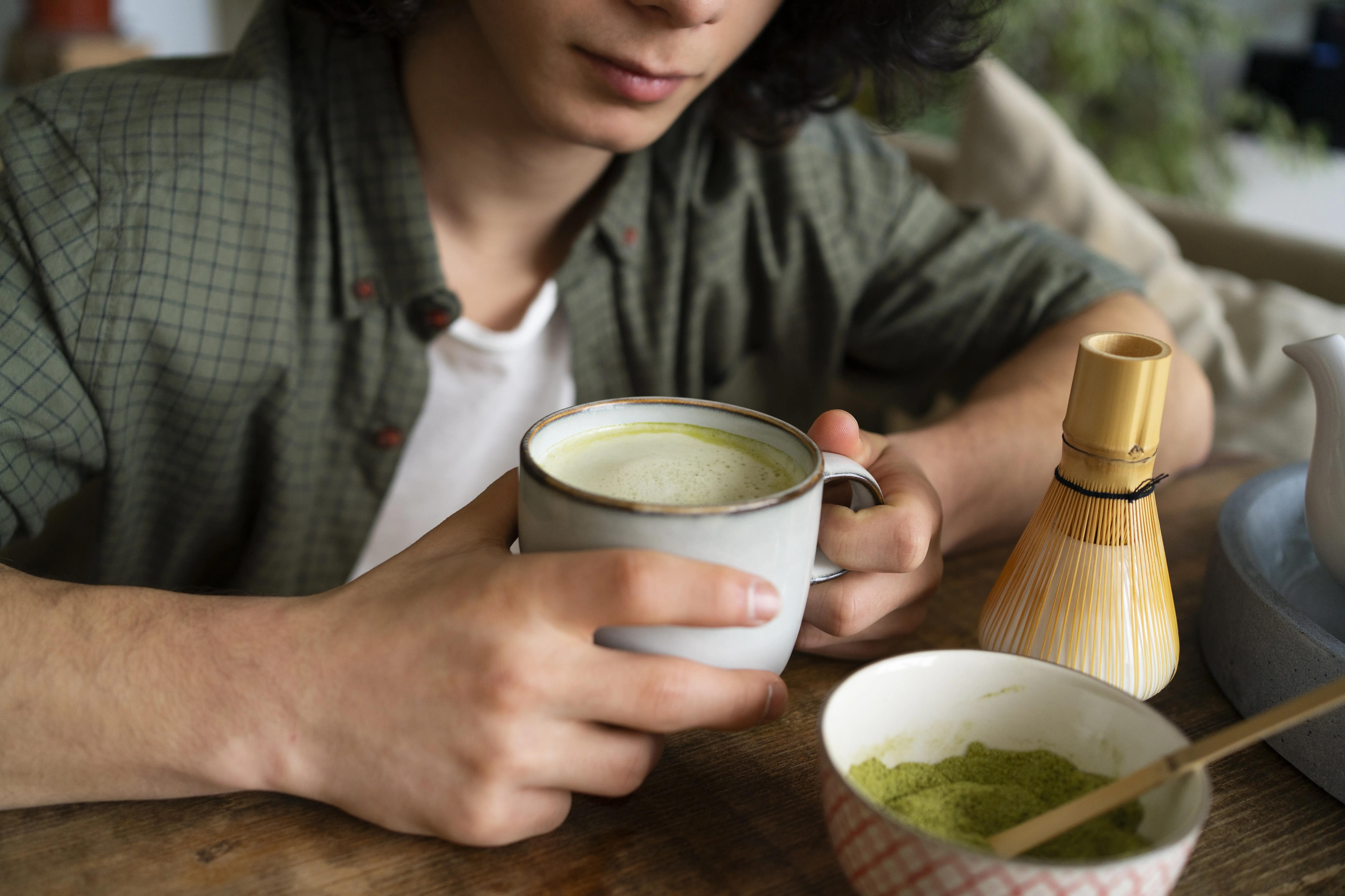 Tradiční japonská příprava matcha čaje v keramické misce