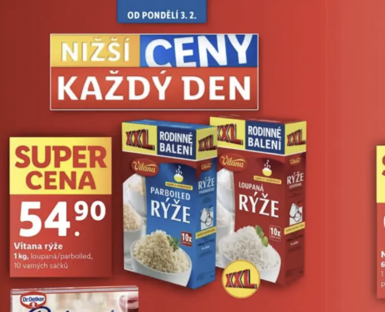 Miska s vařenou rýží na dřevěném stole